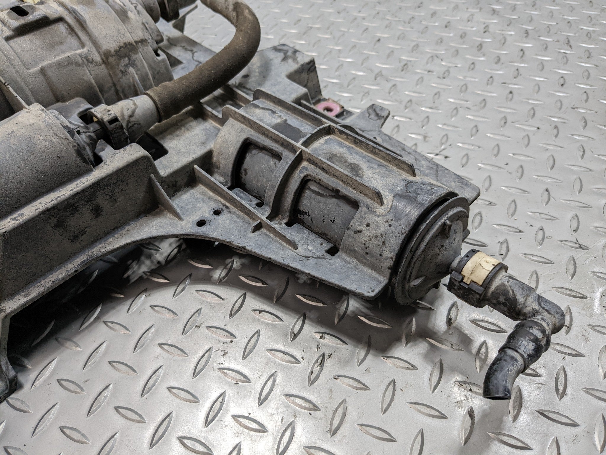 2008 - 2012 FORD ESCAPE OEM FUEL VAPOR EVAPORATOR CANISTER ASSEMBLY