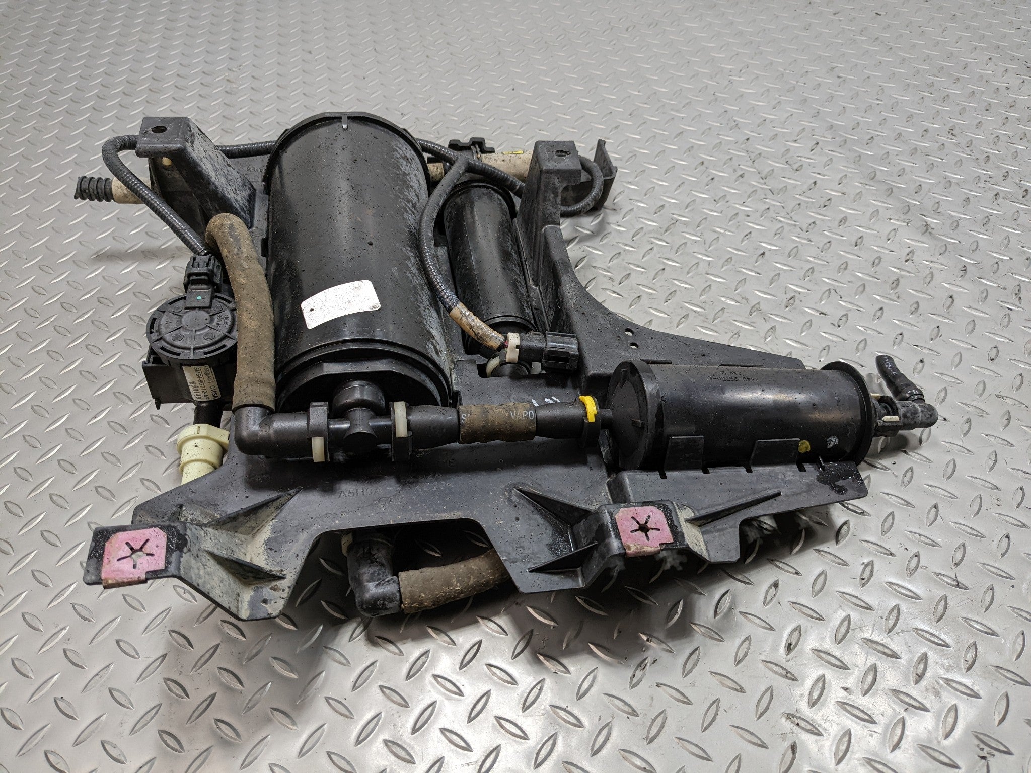 2008 - 2012 FORD ESCAPE OEM FUEL VAPOR EVAPORATOR CANISTER ASSEMBLY