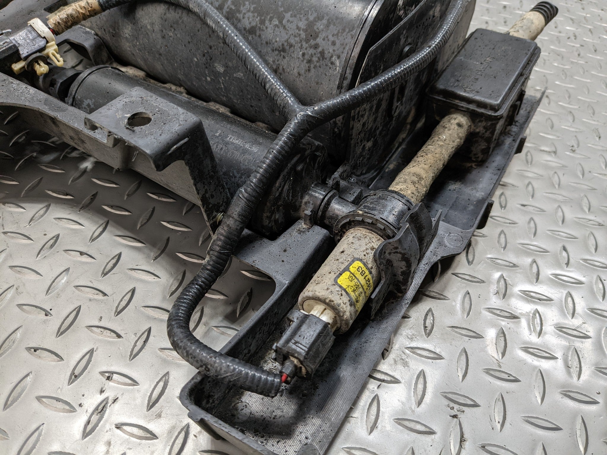 2008 - 2012 FORD ESCAPE OEM FUEL VAPOR EVAPORATOR CANISTER ASSEMBLY