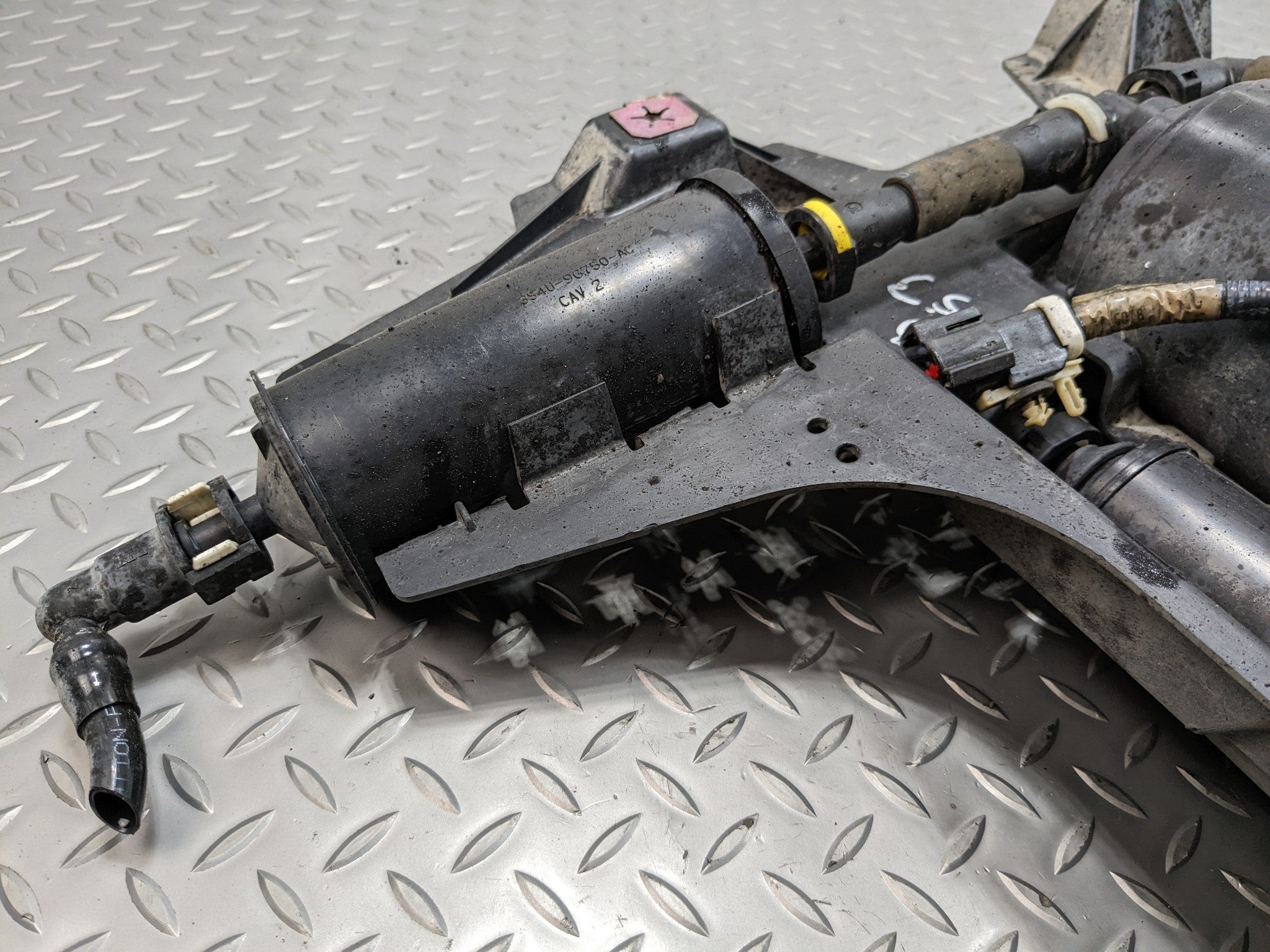 2008 - 2012 FORD ESCAPE OEM FUEL VAPOR EVAPORATOR CANISTER ASSEMBLY