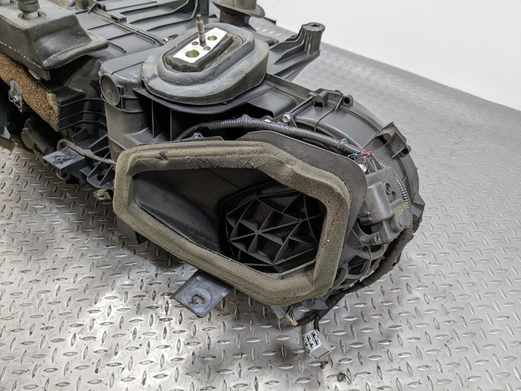 2008 - 2012 FORD ESCAPE OEM AC EVAPORATOR CORE AND CASE ASSEMBLY