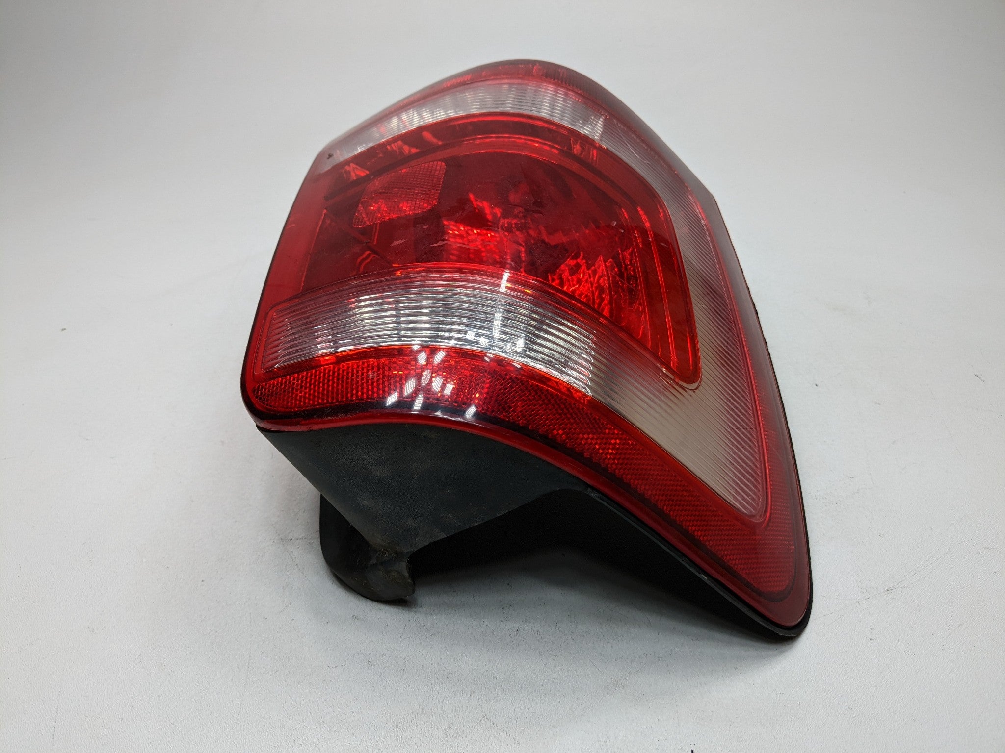 2008 - 2012 FORD ESCAPE OEM TAIL LIGHT ASSEMBLY REAR LEFT DRIVER SIDE