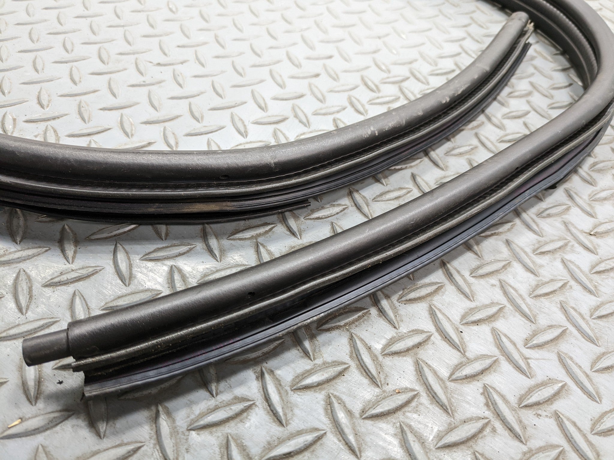 2008 - 2012 FORD ESCAPE OEM DOOR SEAL WEATHER STRIPPING RUBBER FRONT RIGHT SIDE