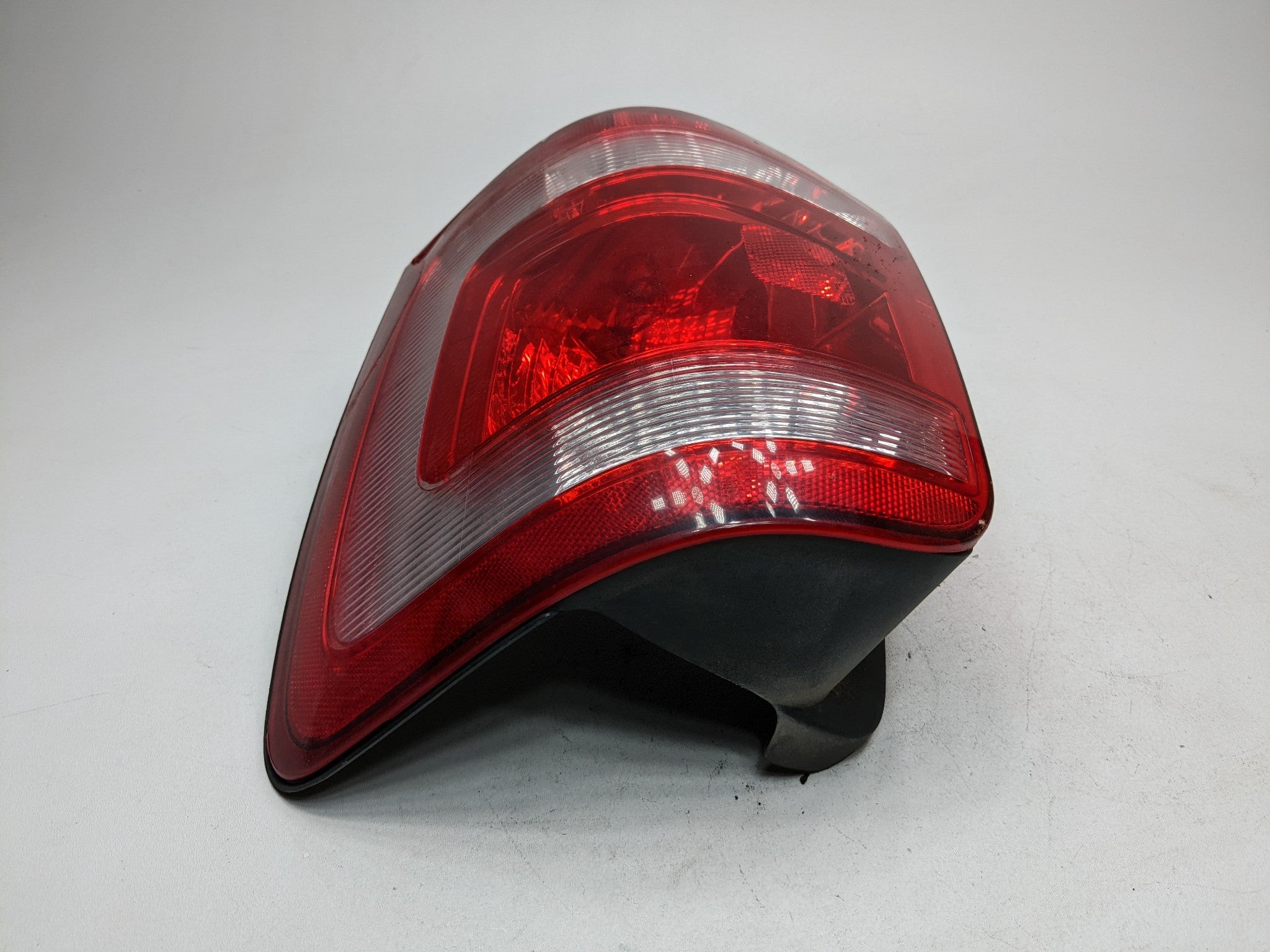 2008 - 2012 FORD ESCAPE OEM TAIL LIGHT ASSEMBLY REAR RIGHT PASSENGER SIDE