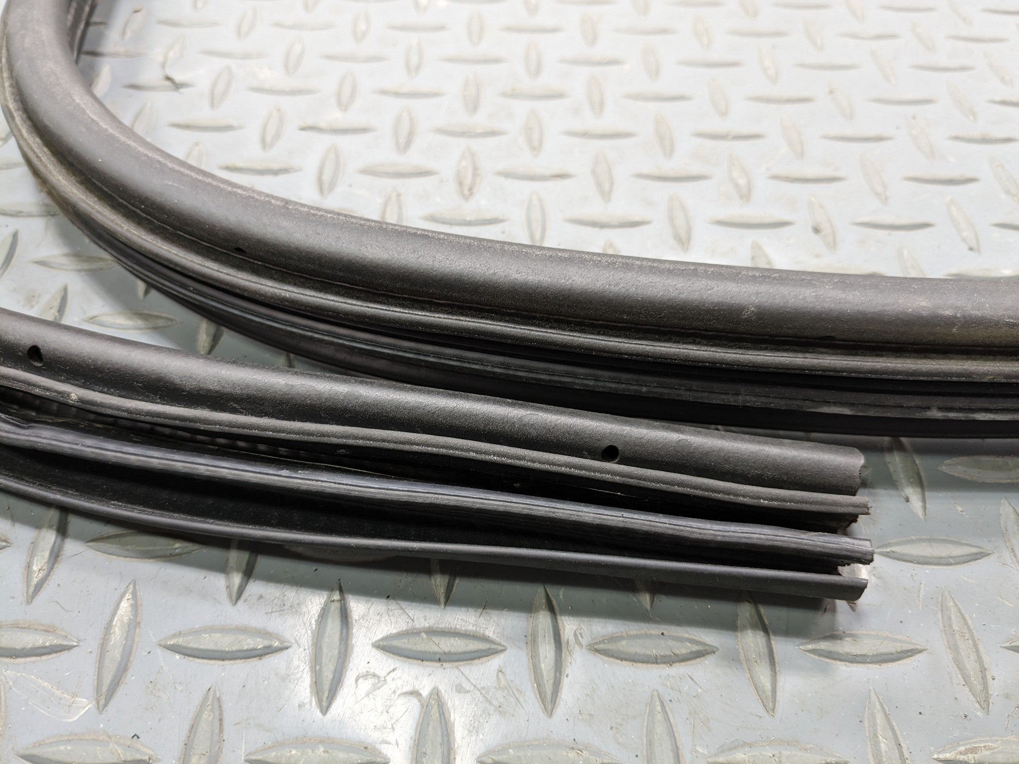 2008 - 2012 FORD ESCAPE OEM DOOR SEAL WEATHER STRIPPING RUBBER REAR RIGHT SIDE