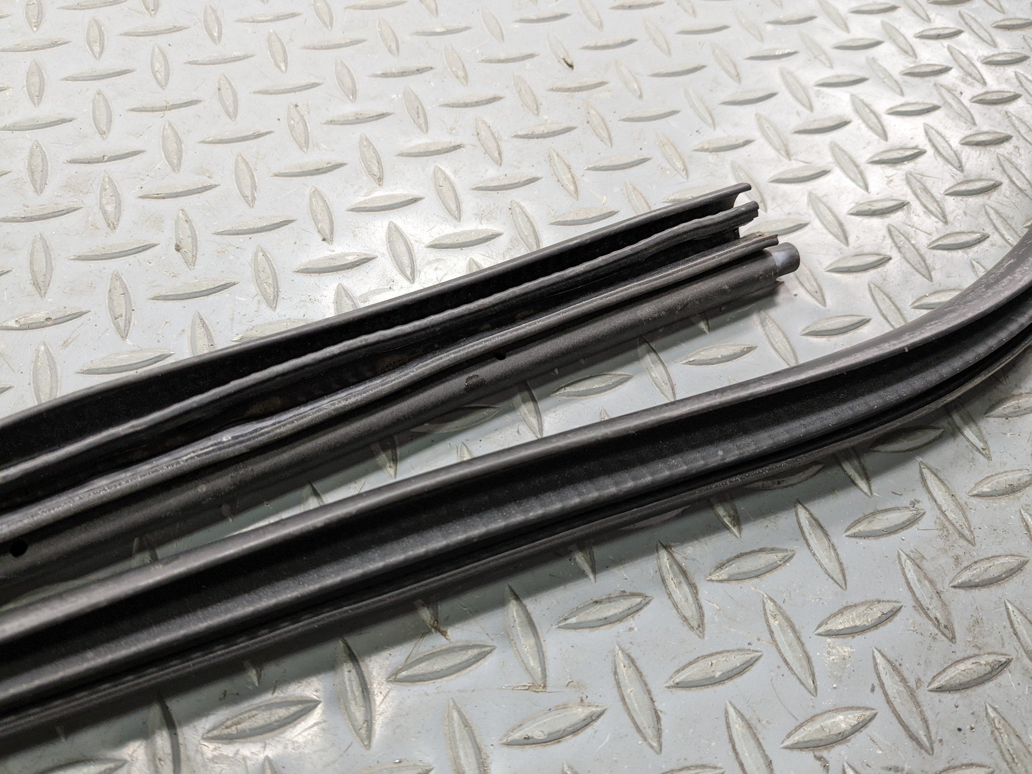 2008 - 2012 FORD ESCAPE OEM DOOR SEAL WEATHER STRIPPING RUBBER REAR RIGHT SIDE