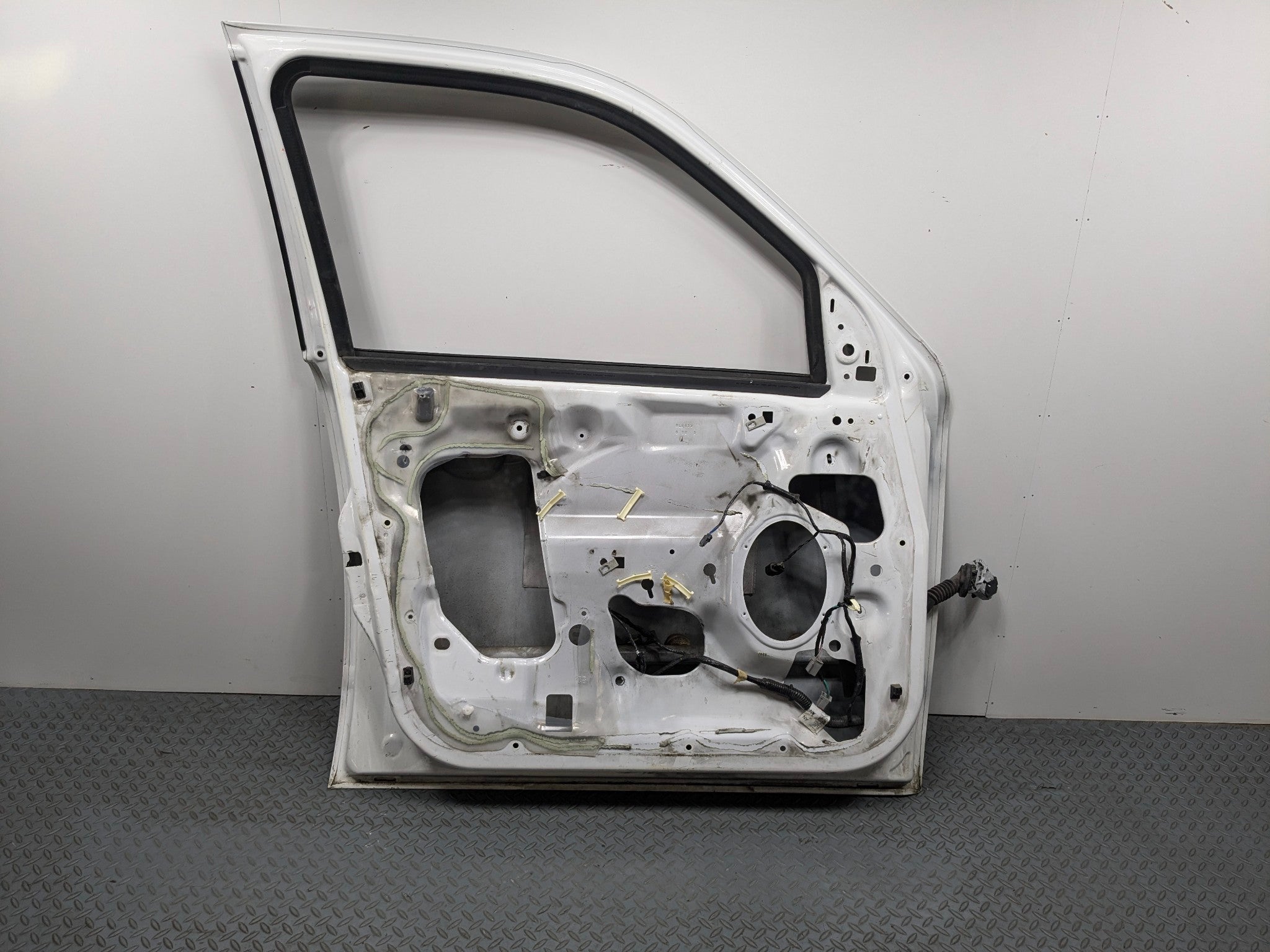 2008 - 2012 FORD ESCAPE OEM DOOR SHELL PANEL FRONT LEFT DRIVER SIDE WHITE