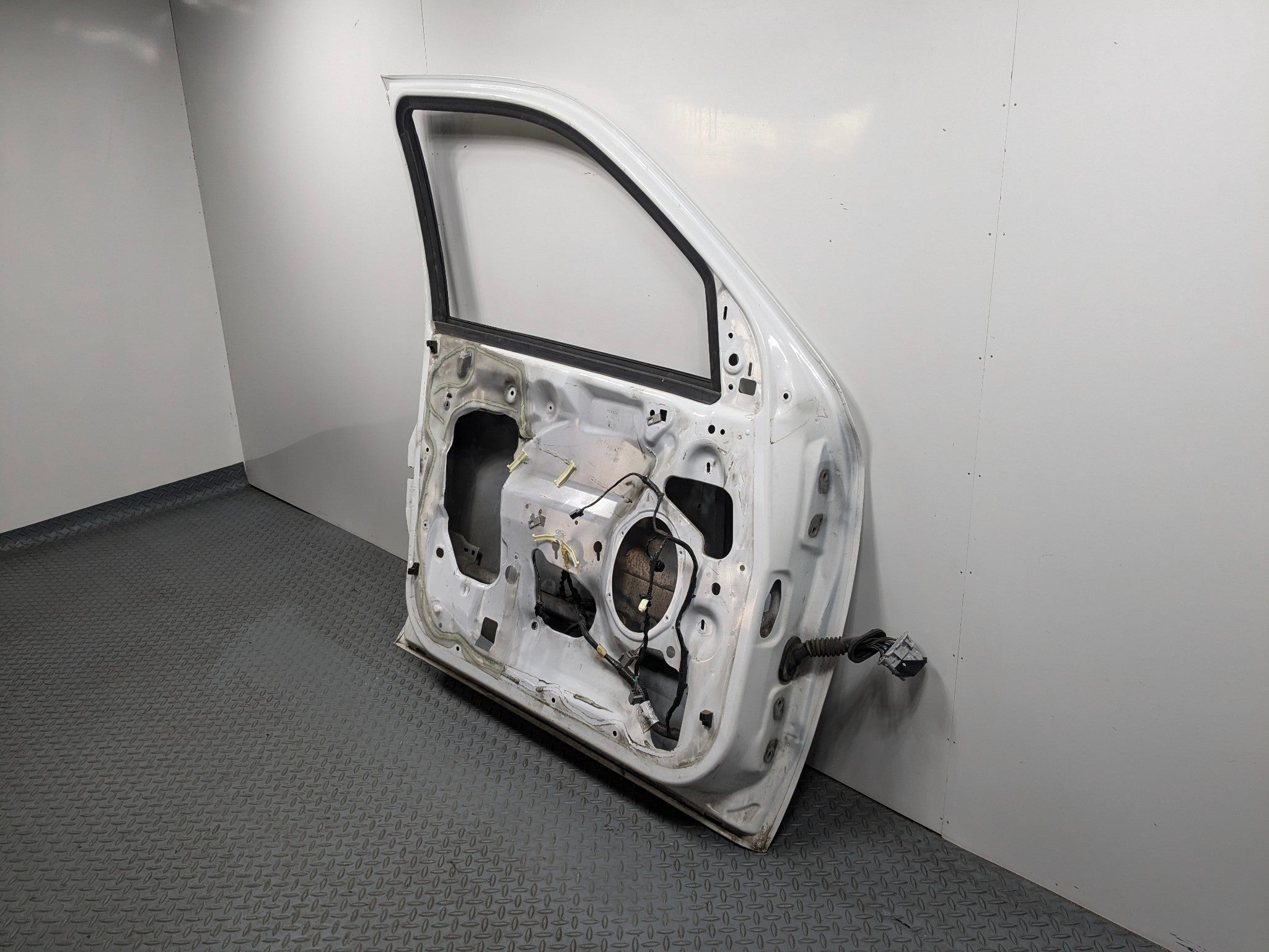 2008 - 2012 FORD ESCAPE OEM DOOR SHELL PANEL FRONT LEFT DRIVER SIDE WHITE