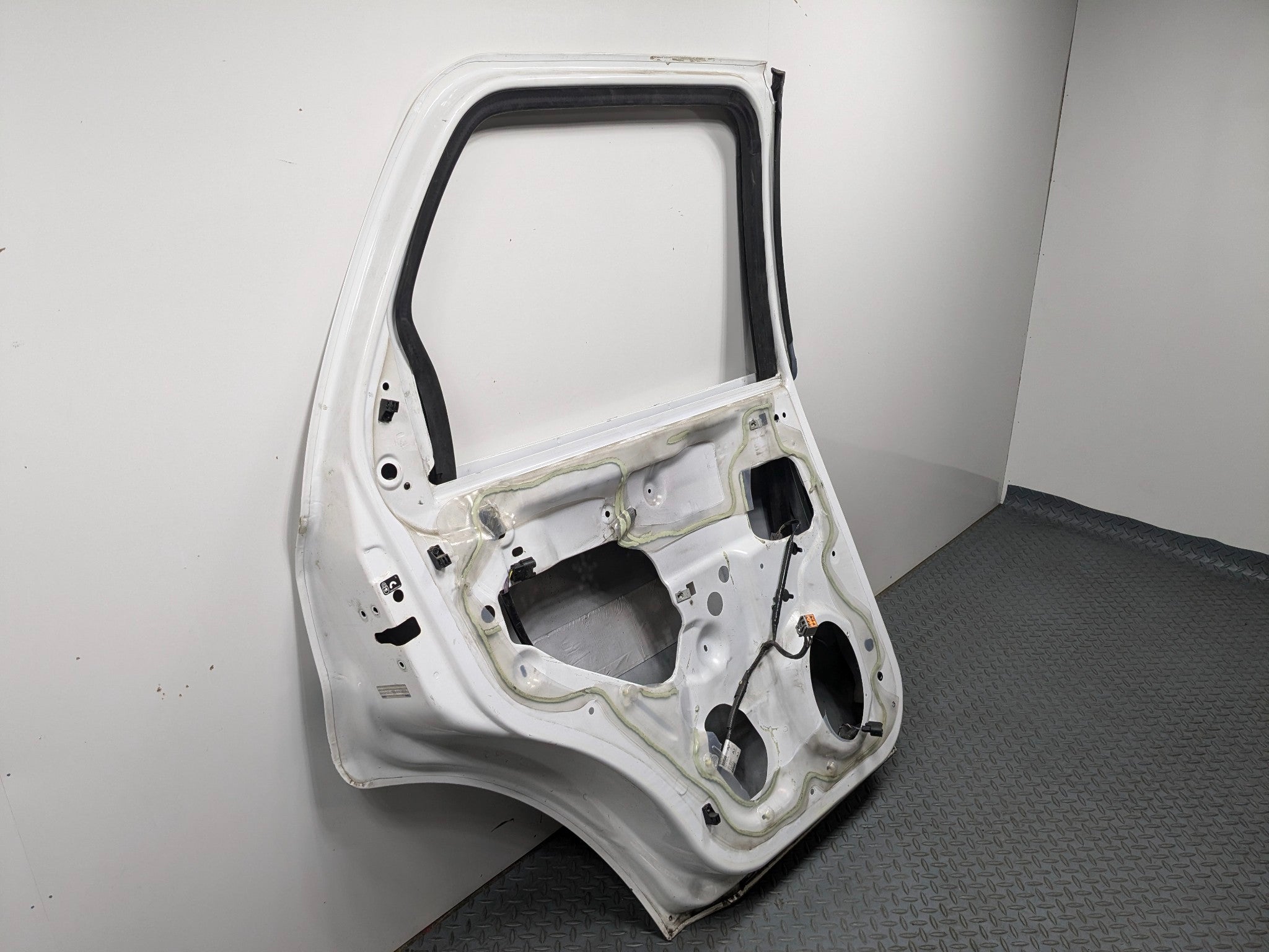 2008 - 2012 FORD ESCAPE OEM DOOR SHELL PANEL REAR LEFT DRIVER SIDE WHITE