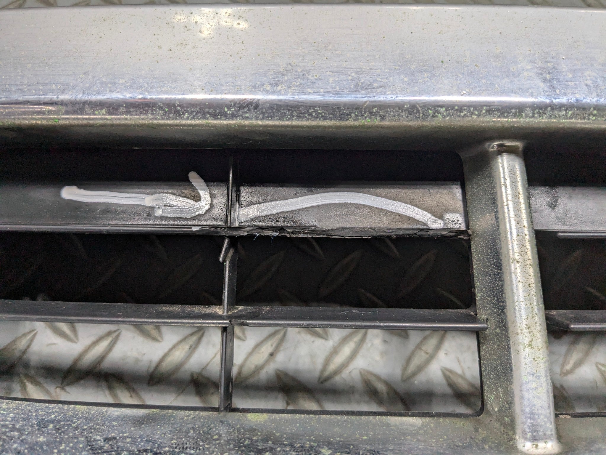 2008 - 2012 FORD ESCAPE OEM GRILLE WITH EMBLEM FRONT CENTER UPPER BUMPER