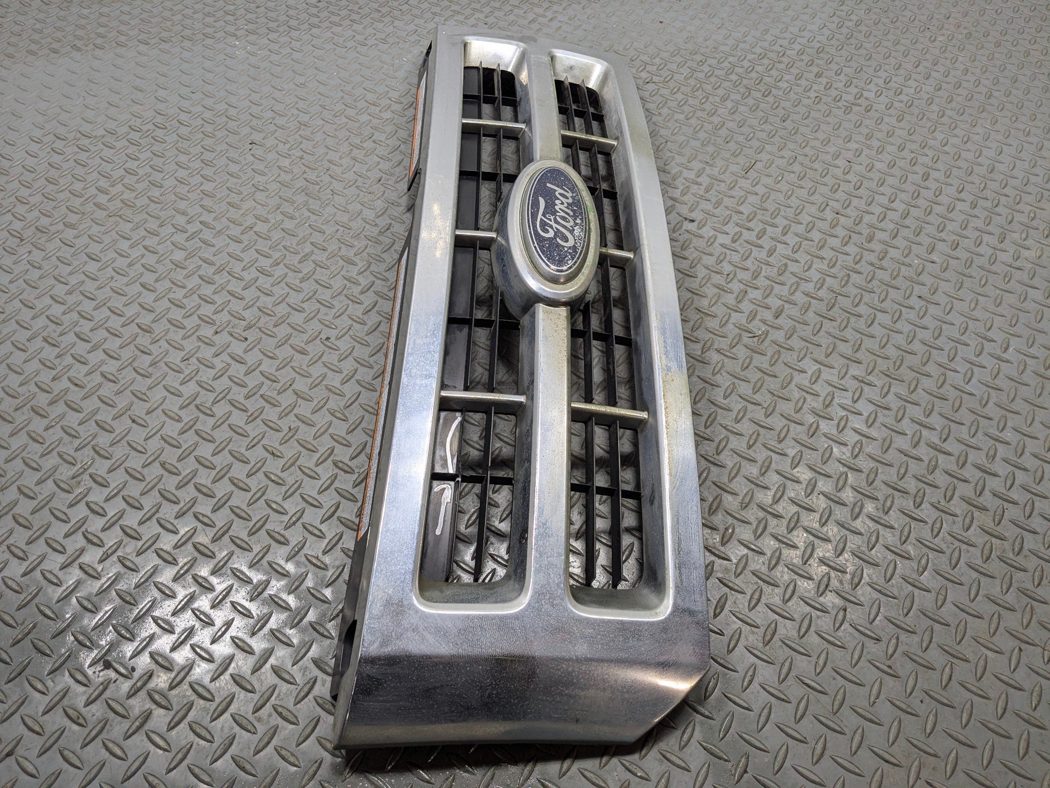 2008 - 2012 FORD ESCAPE OEM GRILLE WITH EMBLEM FRONT CENTER UPPER BUMPER