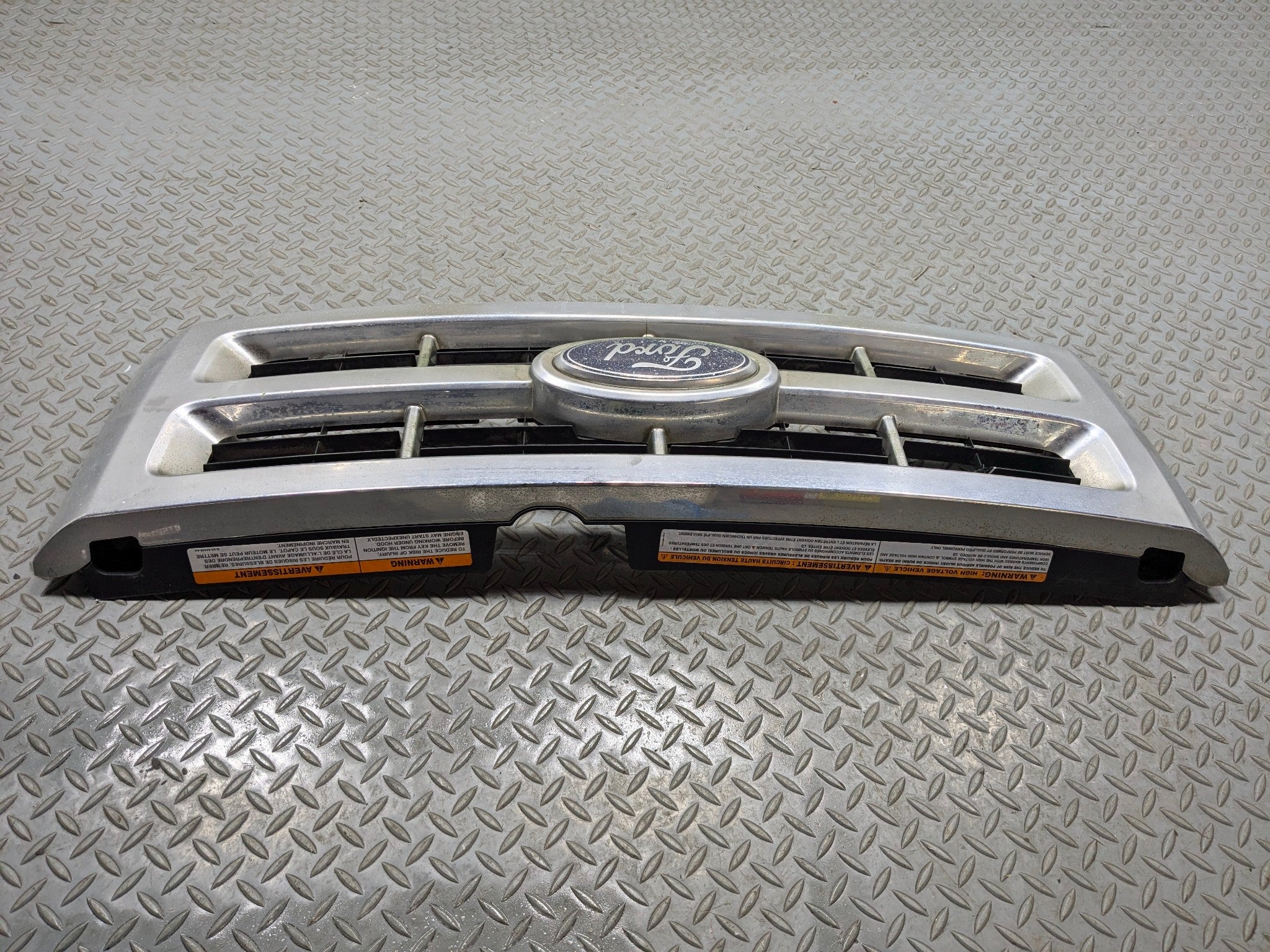 2008 - 2012 FORD ESCAPE OEM GRILLE WITH EMBLEM FRONT CENTER UPPER BUMPER