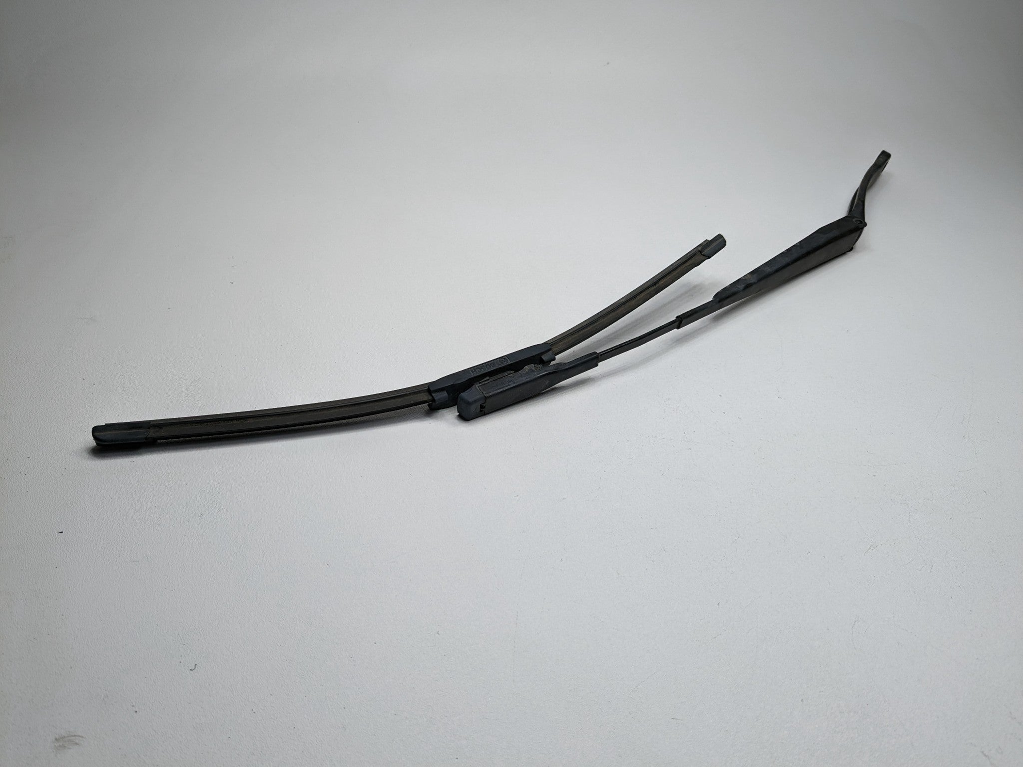 2008 - 2012 FORD ESCAPE OEM WINDSHIELD WIPER ARM WITH BLADE FRONT RIGHT SIDE