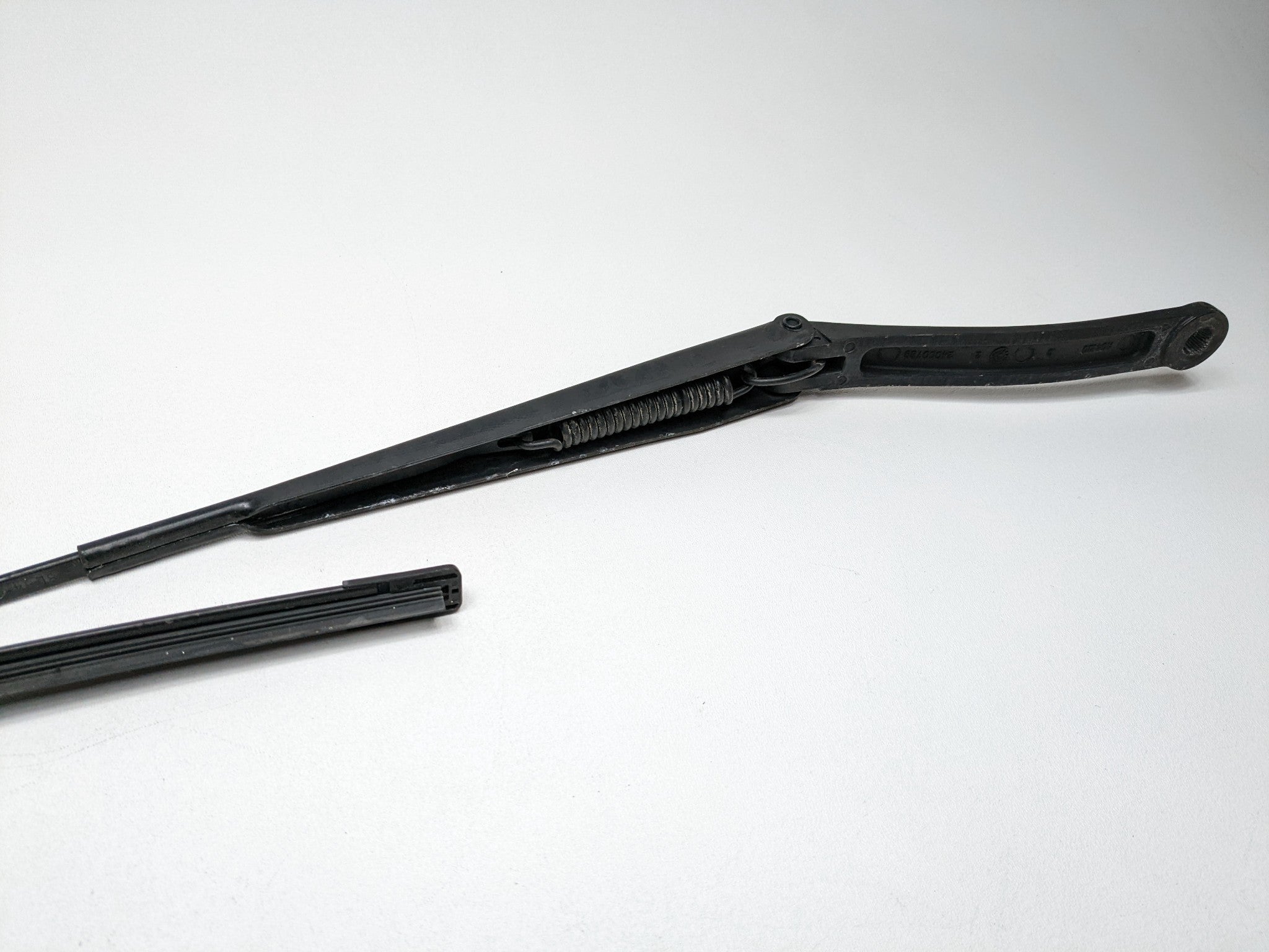 2008 - 2012 FORD ESCAPE OEM WINDSHIELD WIPER ARM WITH BLADE FRONT RIGHT SIDE