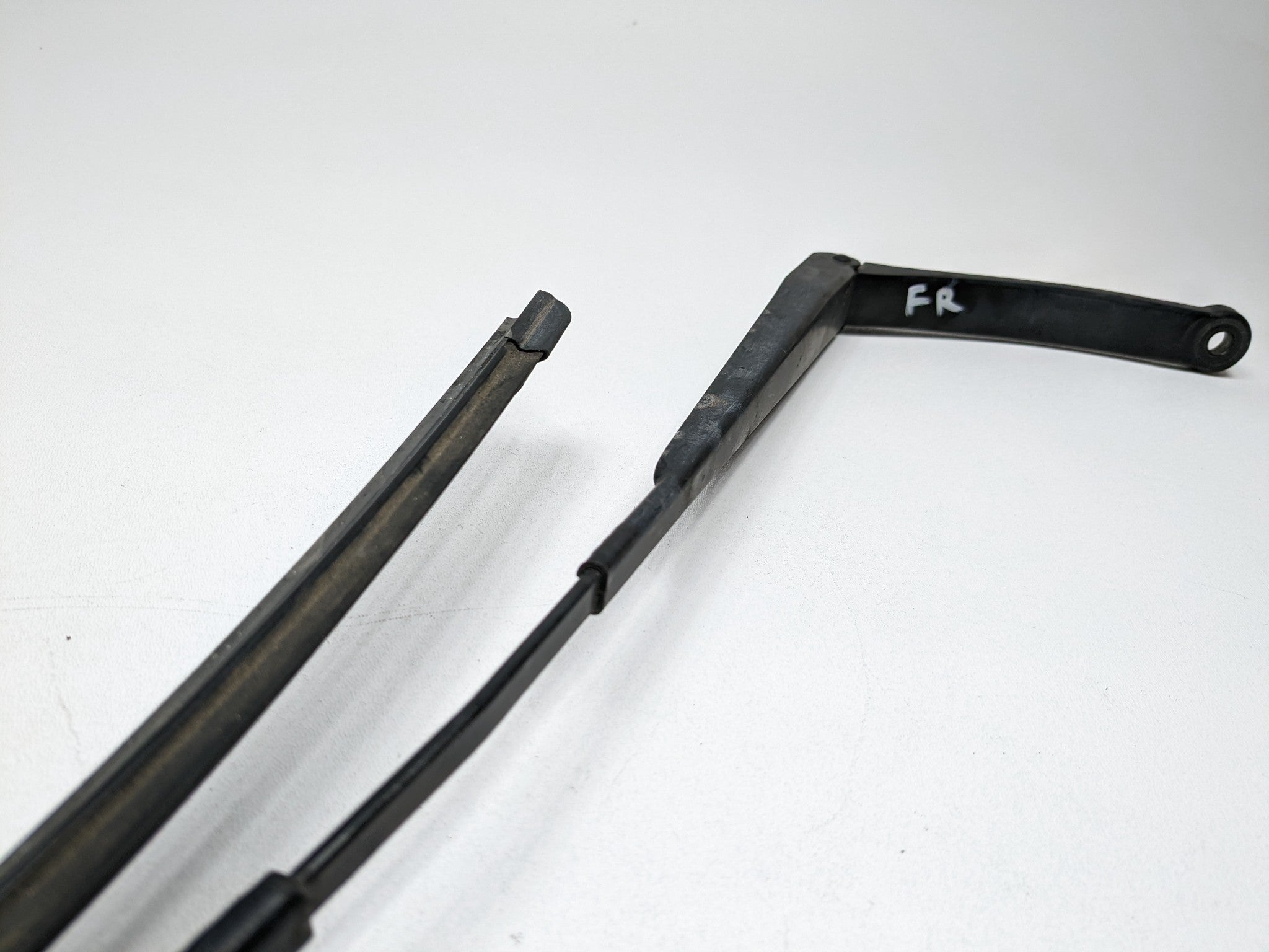 2008 - 2012 FORD ESCAPE OEM WINDSHIELD WIPER ARM WITH BLADE FRONT RIGHT SIDE
