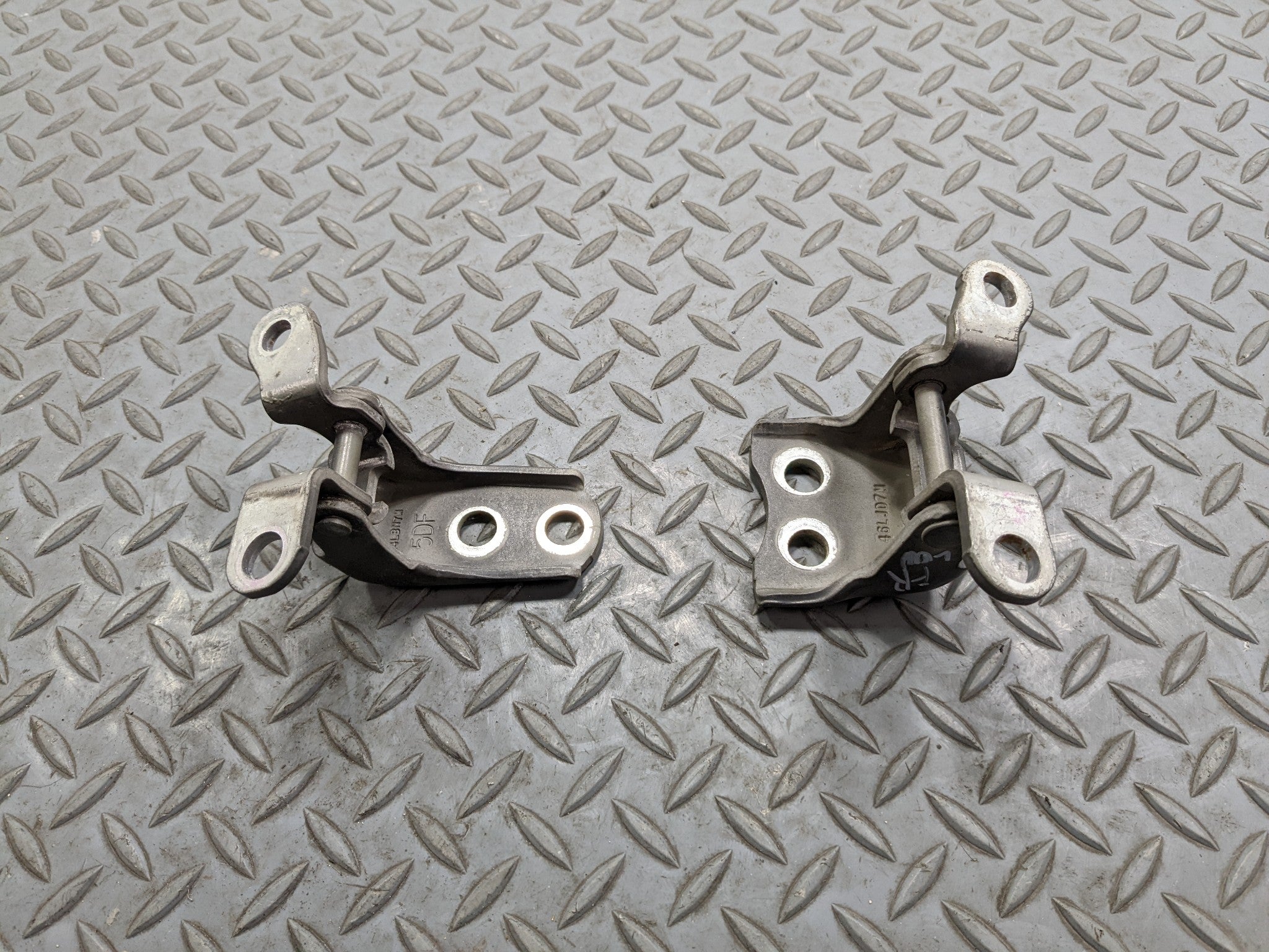07 - 09 ACURA MDX OEM UPPER AND LOWER DOOR HINGE SET FRONT RIGHT PASSENGER SIDE