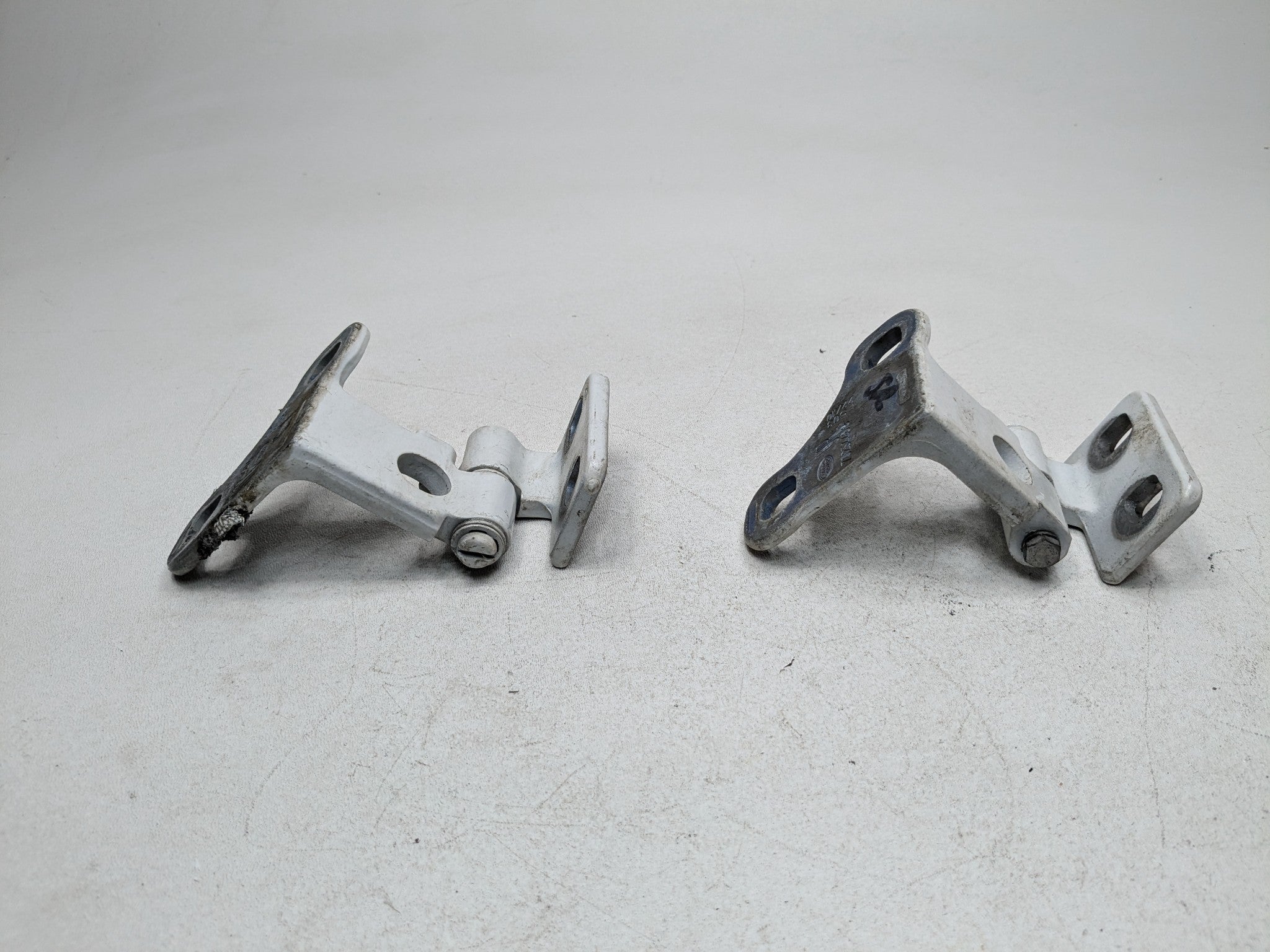 2010 - 2012 LAND ROVER RANGE ROVER OEM FRONT RIGHT UPPER AND LOWER DOOR HINGES