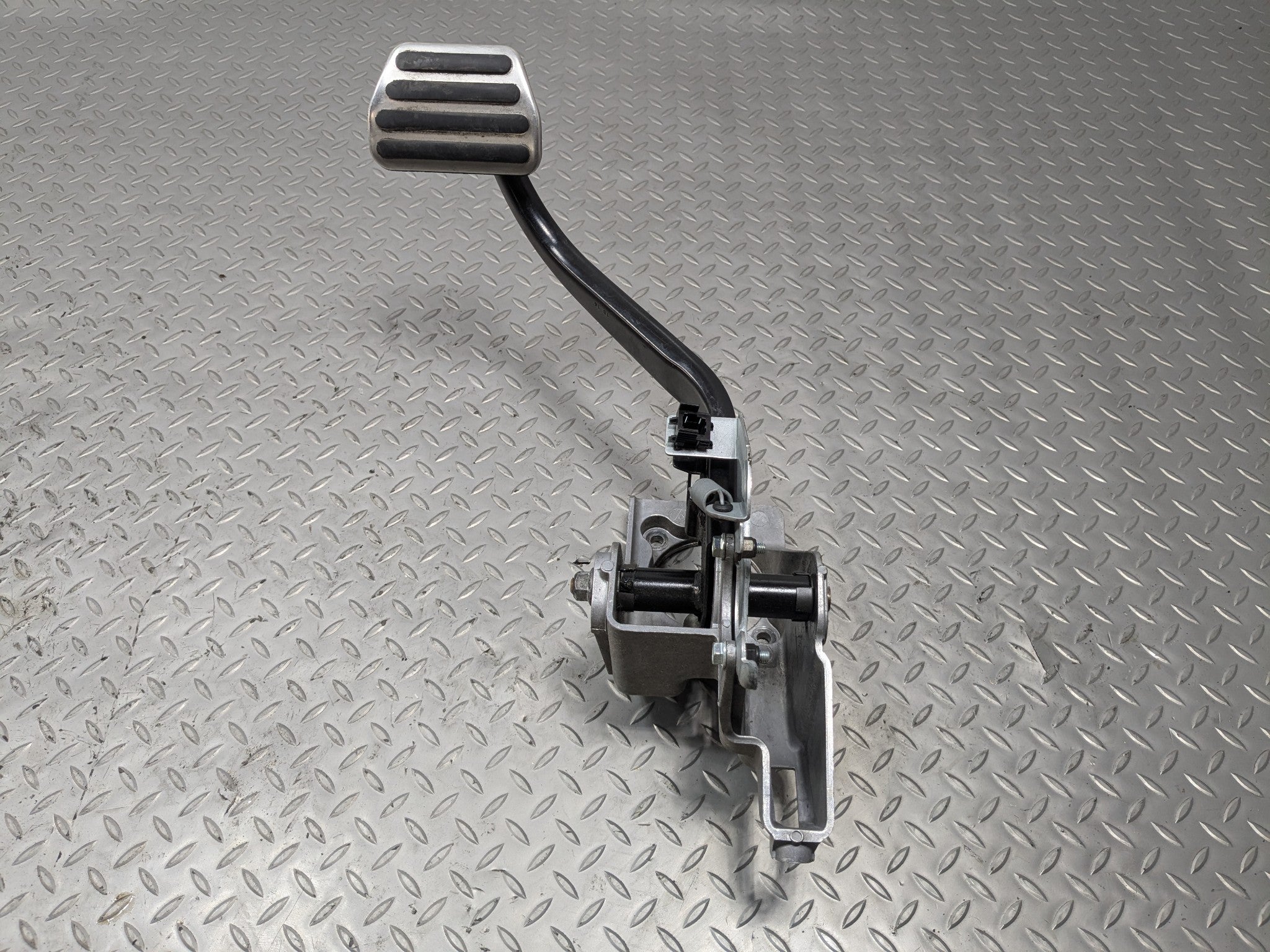 10 - 12 LAND ROVER RANGE ROVER OEM BRAKE STOP PEDAL WITH ALUMINIUM PAD ASSEMBLY