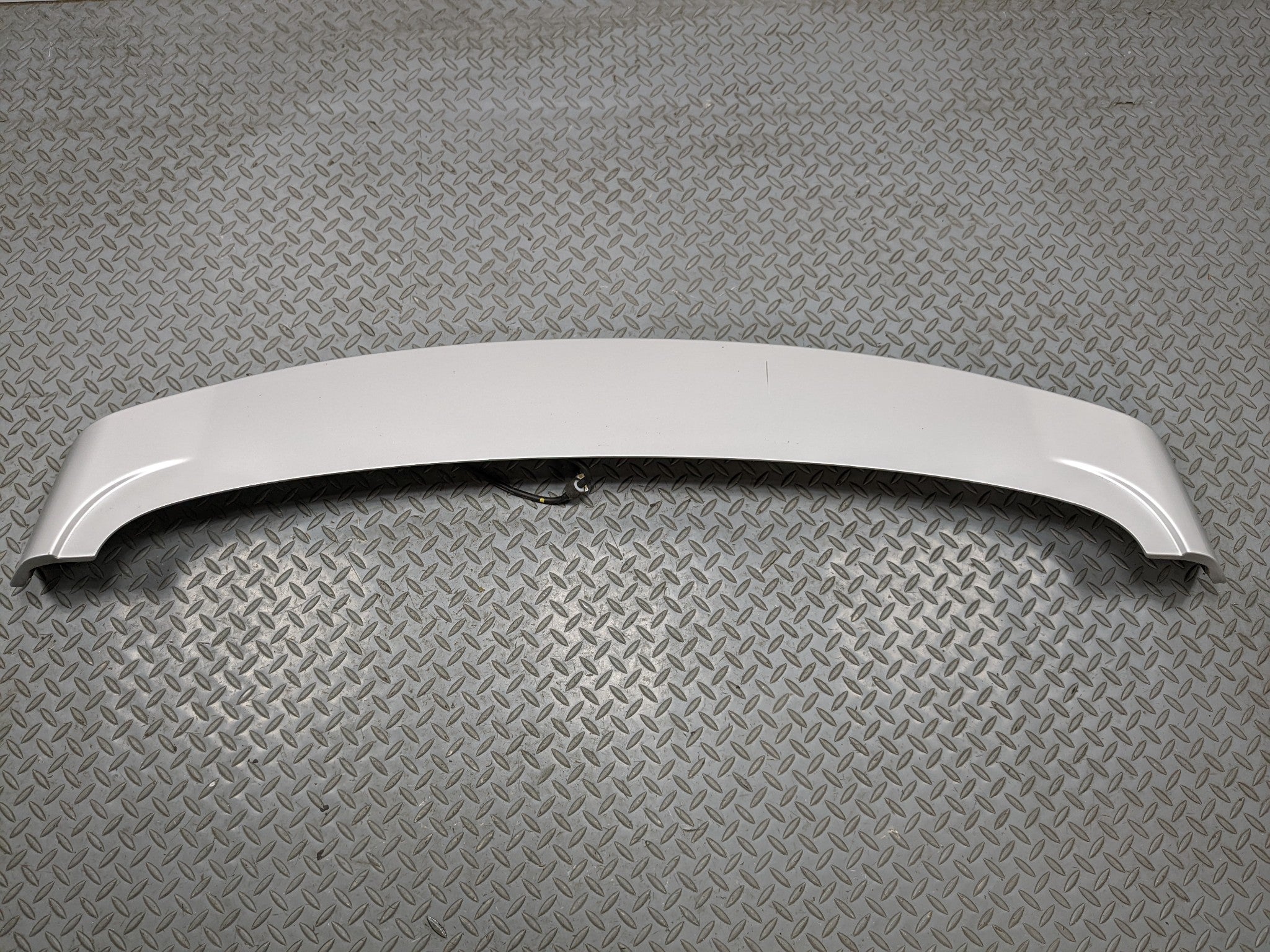 13 - 16 HYUNDAI SANTA FE OEM REAR TAILGATE SPOILER WING WITH STOP LIGHT WHITE