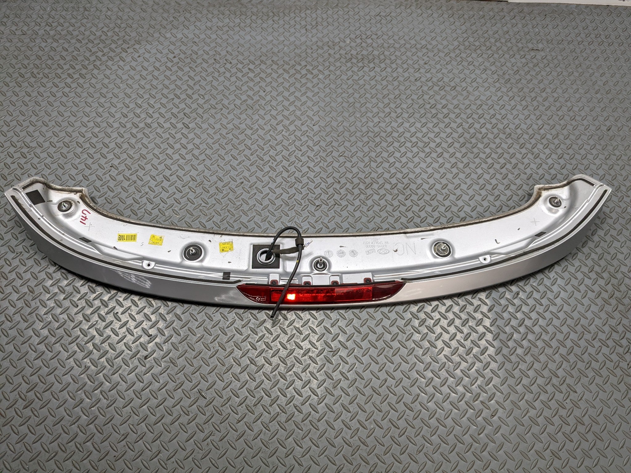 13 - 16 HYUNDAI SANTA FE OEM REAR TAILGATE SPOILER WING WITH STOP LIGHT WHITE