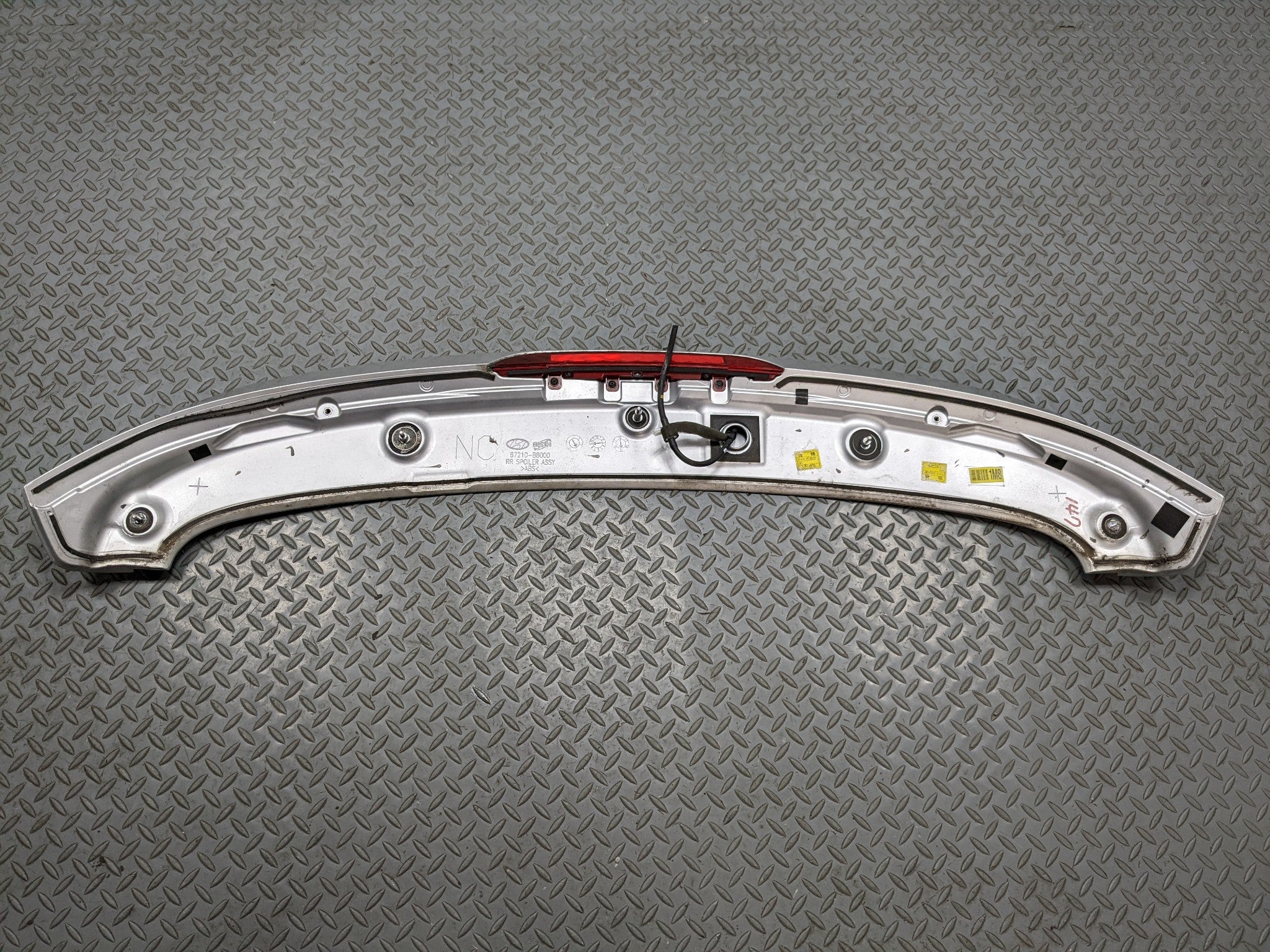 13 - 16 HYUNDAI SANTA FE OEM REAR TAILGATE SPOILER WING WITH STOP LIGHT WHITE