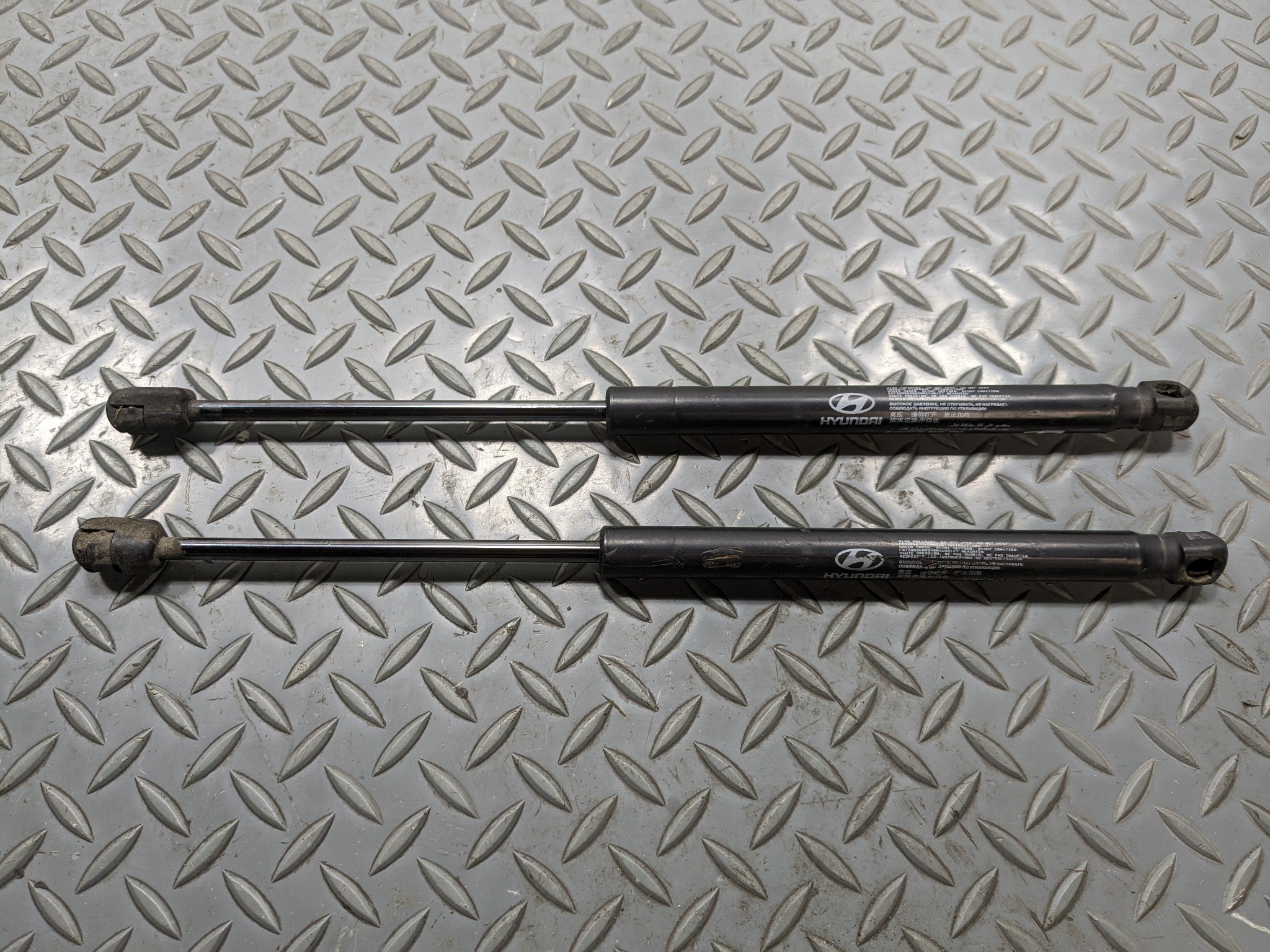 13 - 16 HYUNDAI SANTA FE OEM HOOD SHOCK STRUT SET OF 2 FRONT LEFT AND RIGHT SIDE