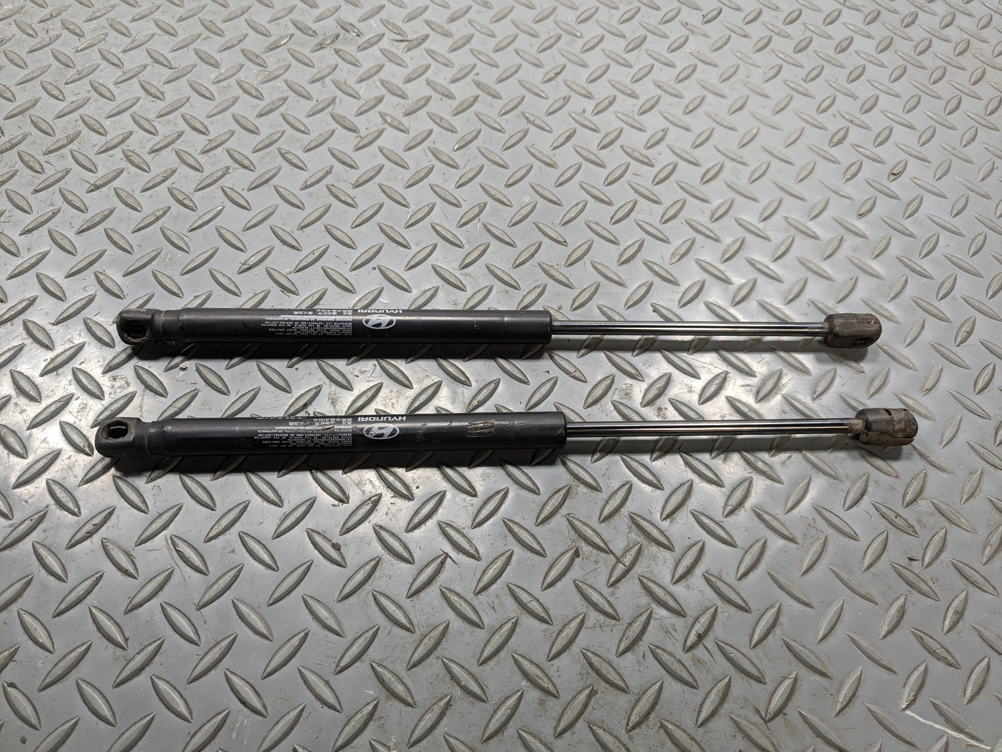 13 - 16 HYUNDAI SANTA FE OEM HOOD SHOCK STRUT SET OF 2 FRONT LEFT AND RIGHT SIDE