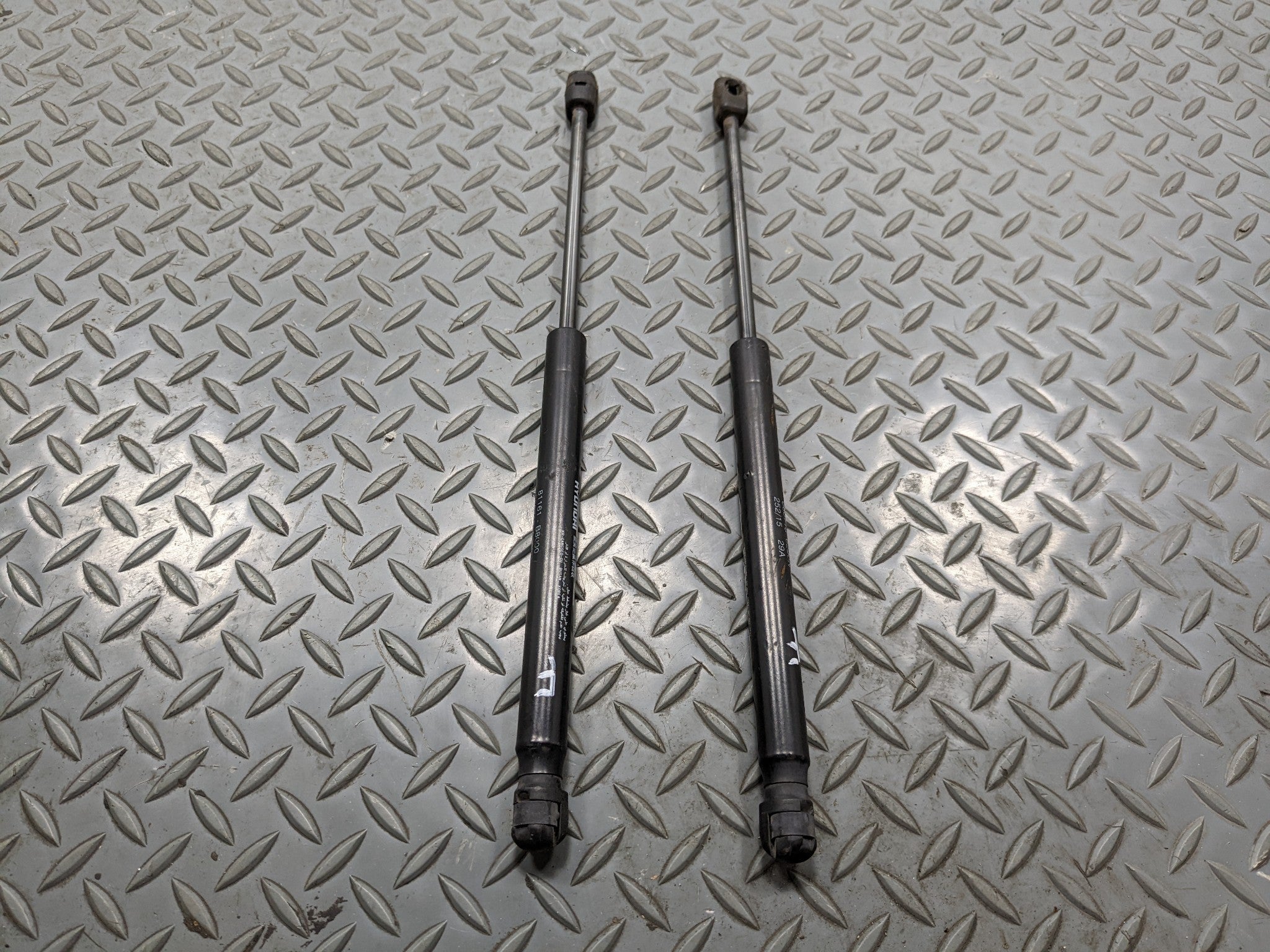 13 - 16 HYUNDAI SANTA FE OEM HOOD SHOCK STRUT SET OF 2 FRONT LEFT AND RIGHT SIDE