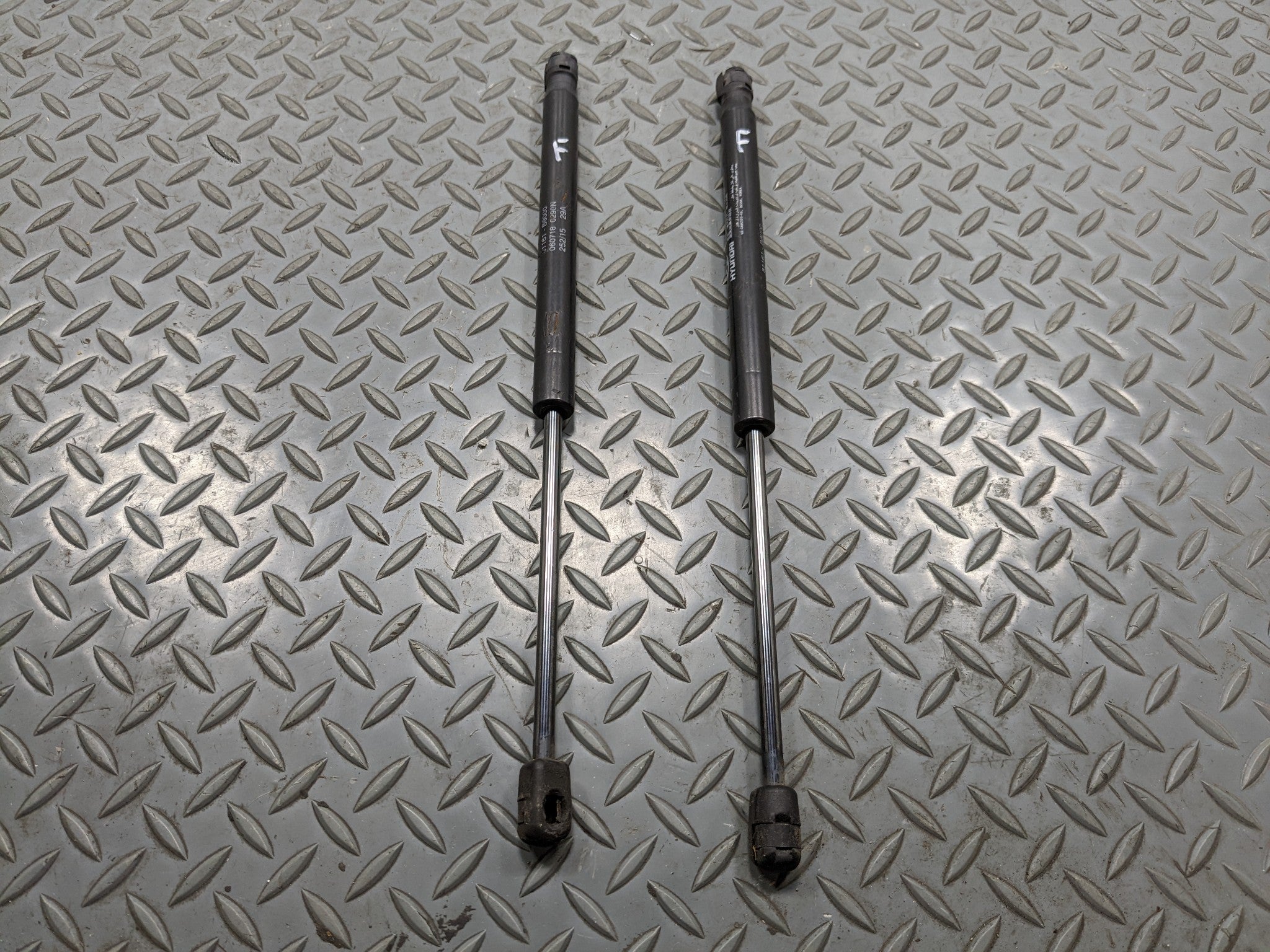 13 - 16 HYUNDAI SANTA FE OEM HOOD SHOCK STRUT SET OF 2 FRONT LEFT AND RIGHT SIDE