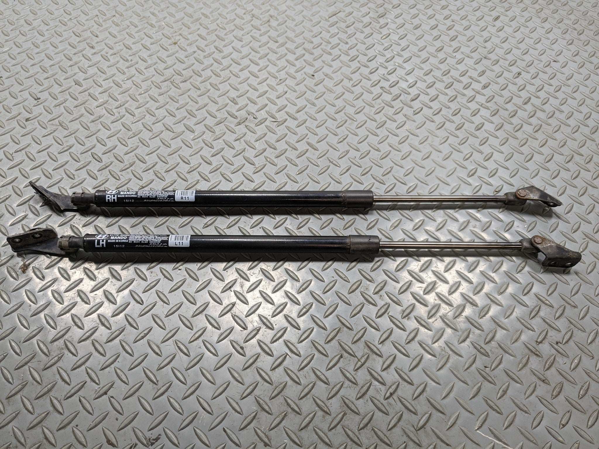 13 - 16 HYUNDAI SANTA FE OEM TAILGATE HATCH LIFT SUPPORT STRUT LH AND RH PAIR