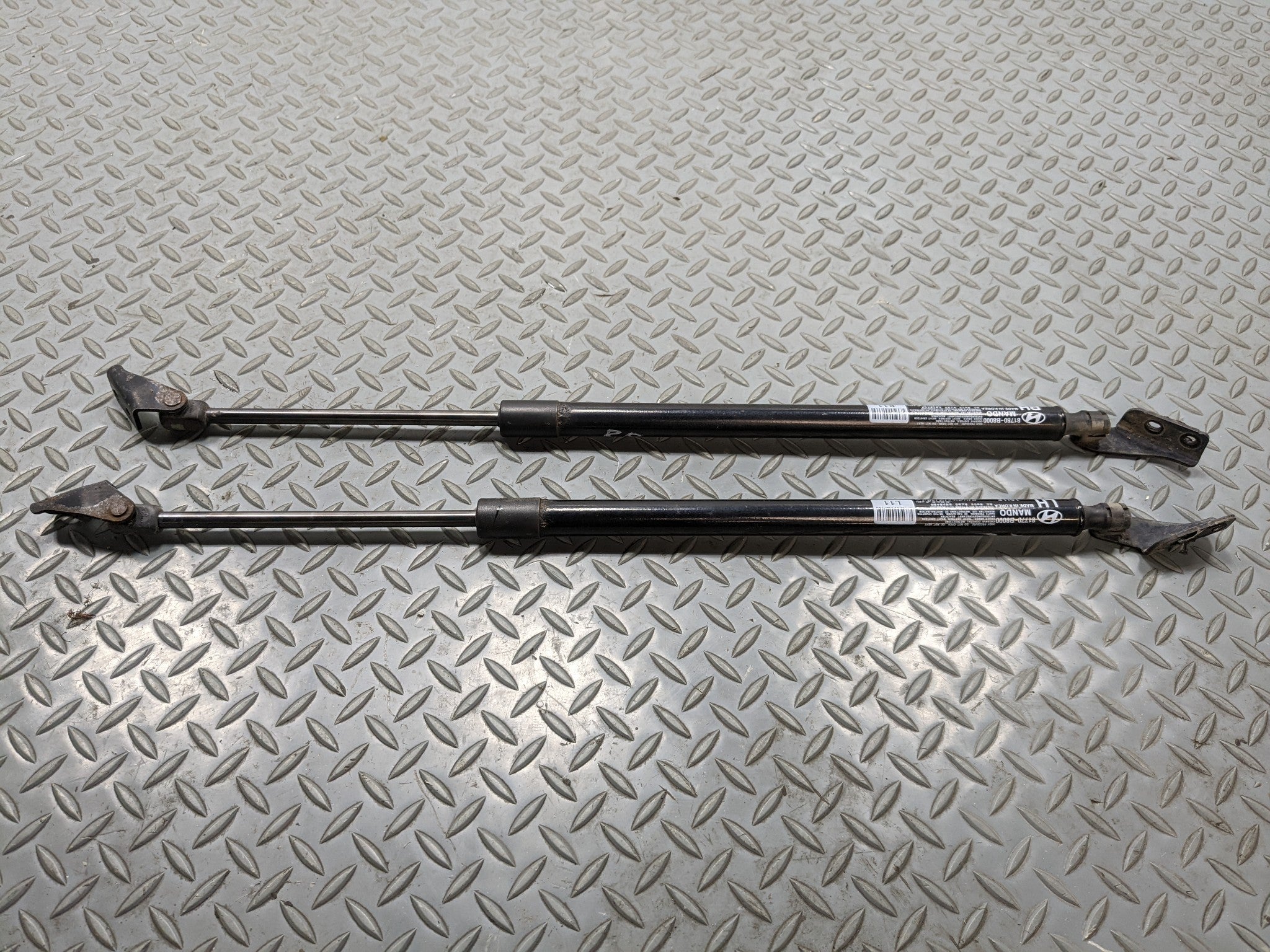 13 - 16 HYUNDAI SANTA FE OEM TAILGATE HATCH LIFT SUPPORT STRUT LH AND RH PAIR