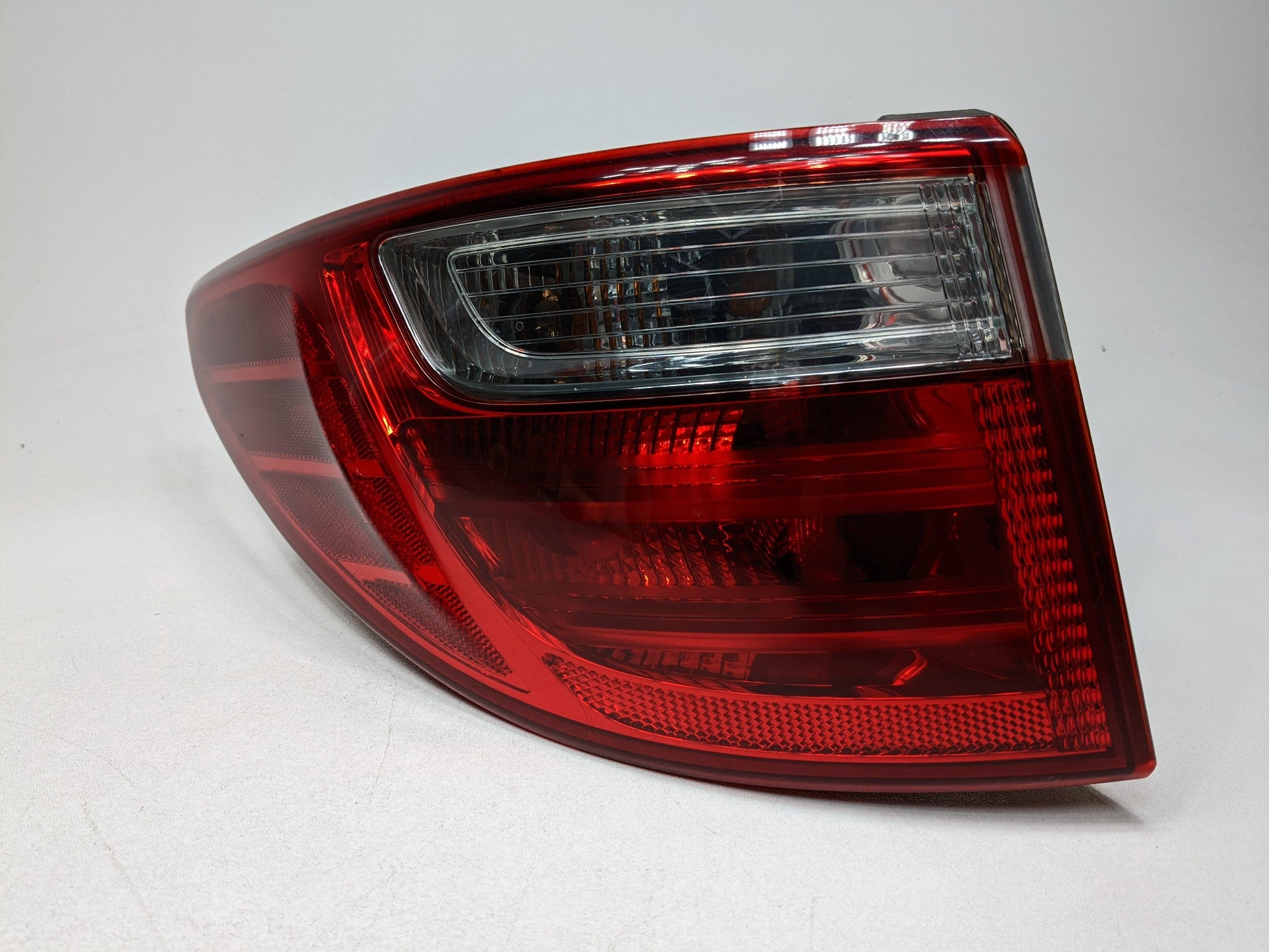 13 - 16 HYUNDAI SANTA FE OEM OUTER TAIL LIGHT QUARTER PANEL MOUNTED REAR LEFT
