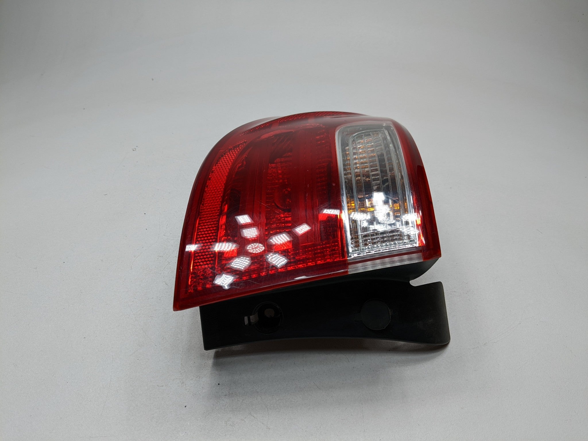 13 - 16 HYUNDAI SANTA FE OEM OUTER TAIL LIGHT QUARTER PANEL MOUNTED REAR LEFT