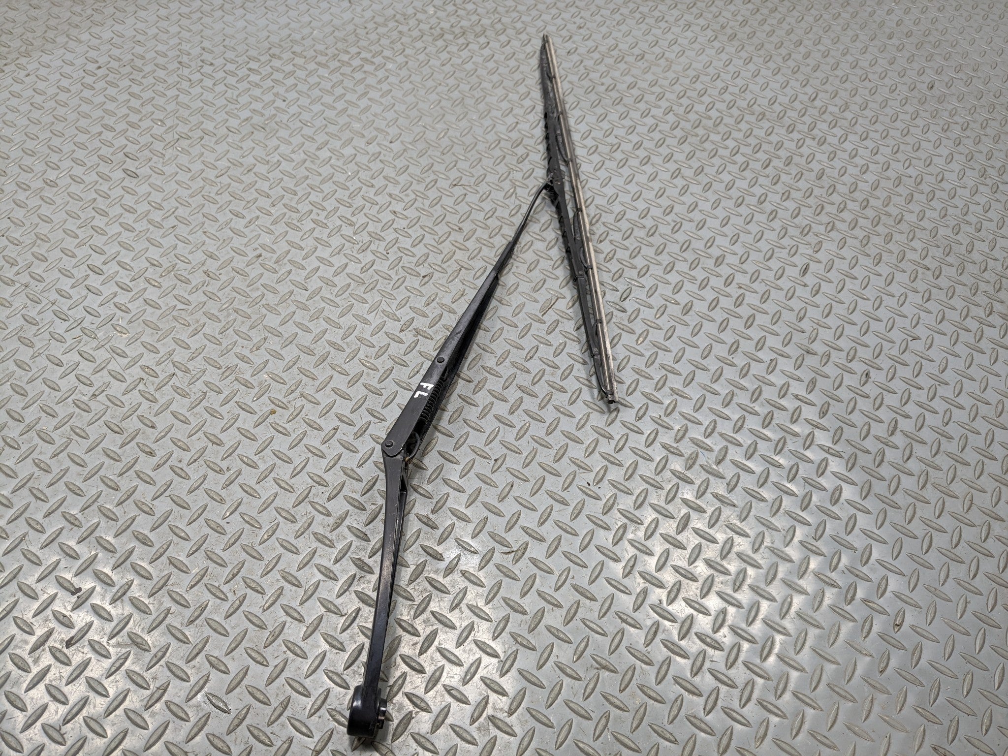 2013 - 2016 HYUNDAI SANTA FE WINDSHIELD WIPER ARM WITH BLADE FRONT LEFT SIDE