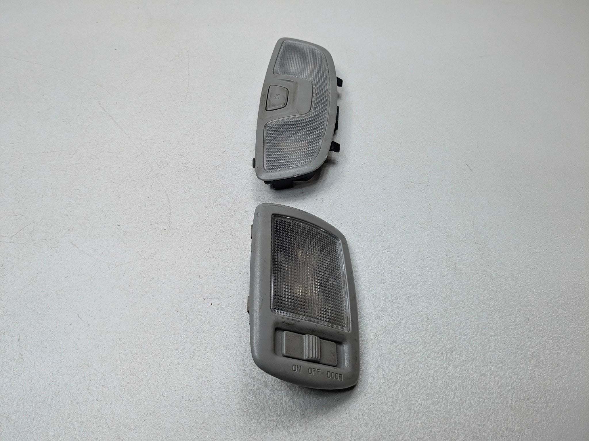 13 - 16 HYUNDAI SANTA FE OEM OVERHEAD HEADLINER DOME LIGHT REAR AND CENTER GRAY