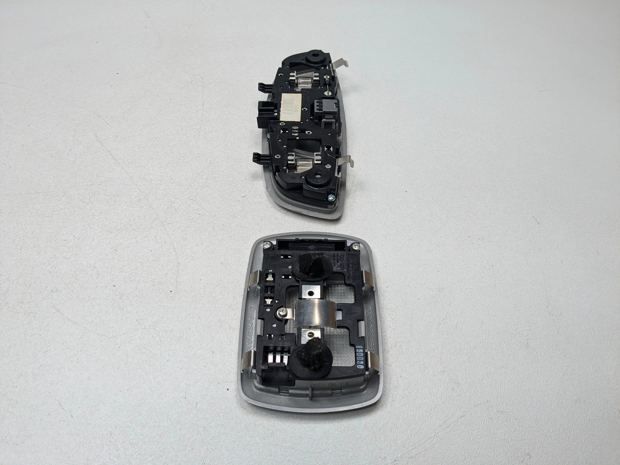 13 - 16 HYUNDAI SANTA FE OEM OVERHEAD HEADLINER DOME LIGHT REAR AND CENTER GRAY