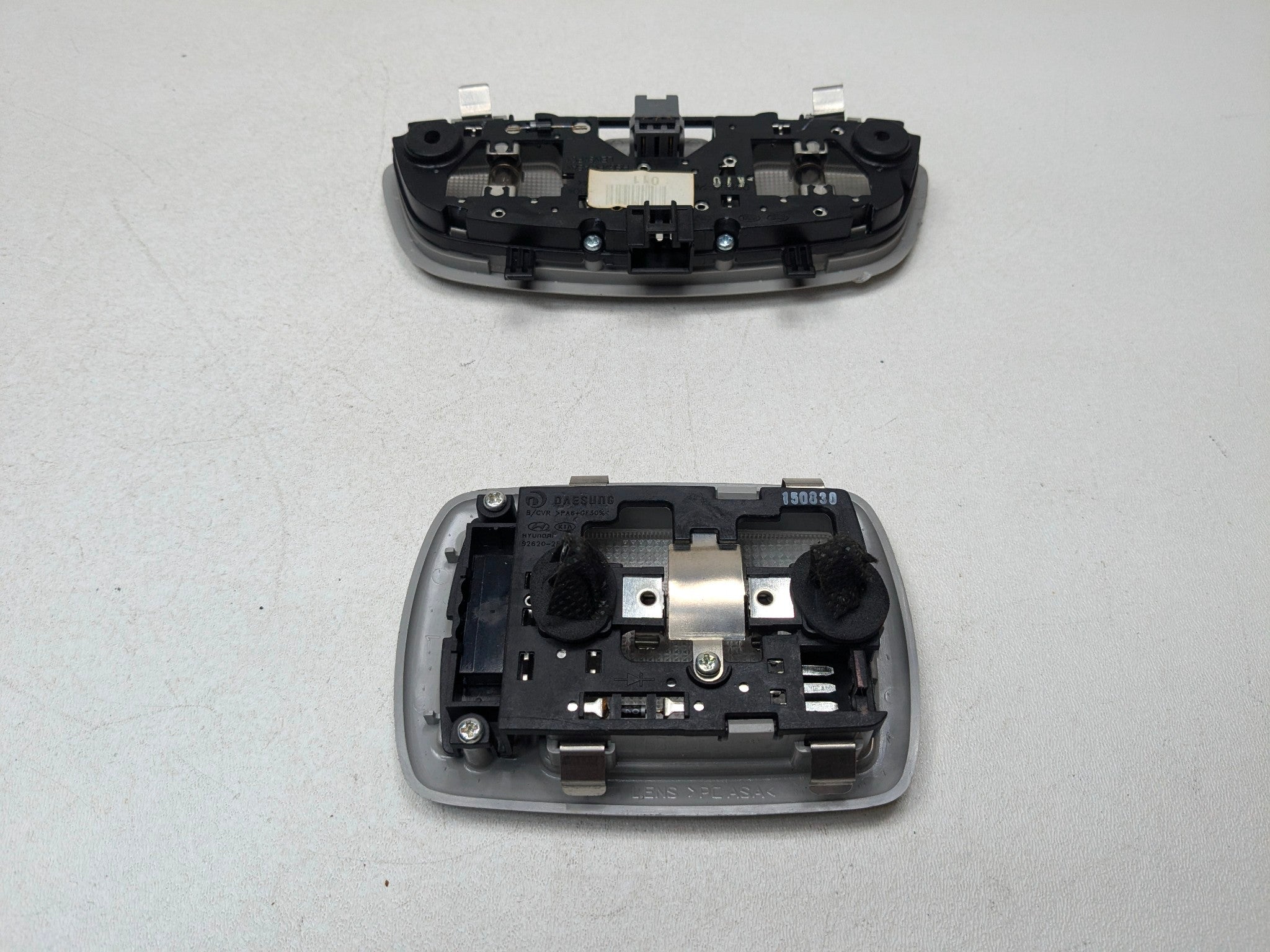 13 - 16 HYUNDAI SANTA FE OEM OVERHEAD HEADLINER DOME LIGHT REAR AND CENTER GRAY