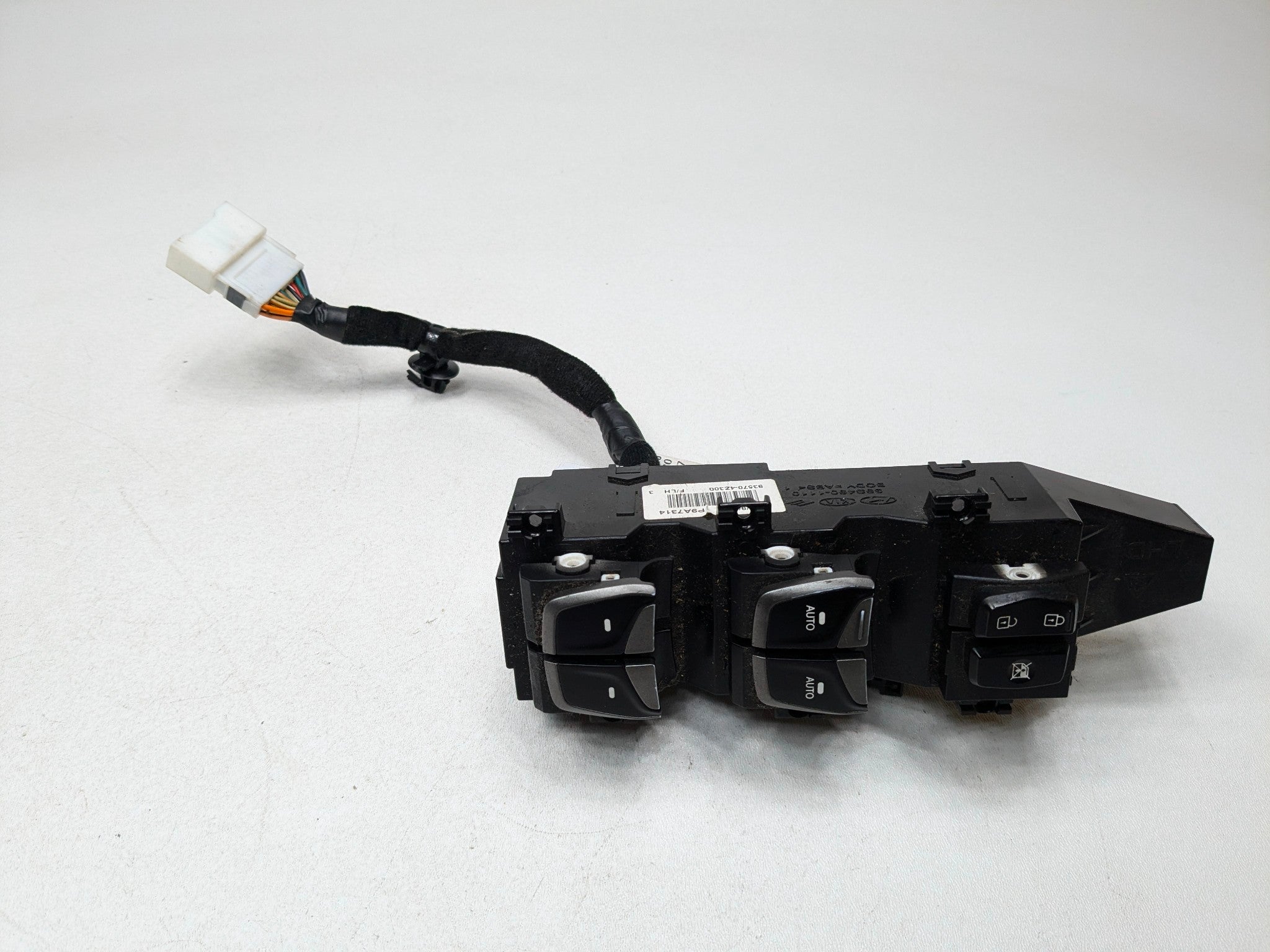13 - 16 HYUNDAI SANTA FE OEM DOOR WINDOW CONTROL SWITCH FRONT LEFT DRIVER SIDE