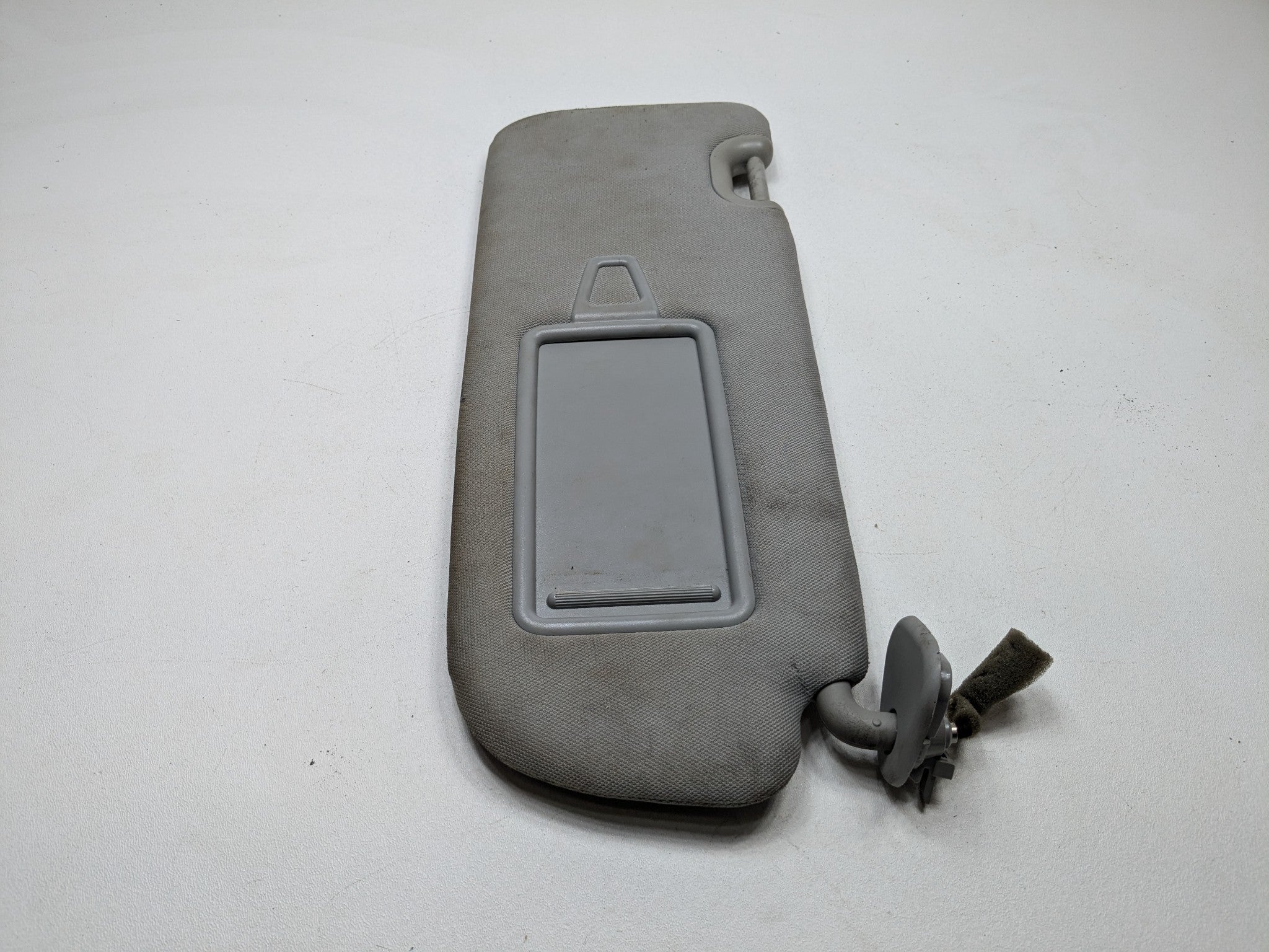 13 - 16 HYUNDAI SANTA FE OEM SUN VISOR GRAY INTERIOR UPPER ROOF FRONT RIGHT SIDE