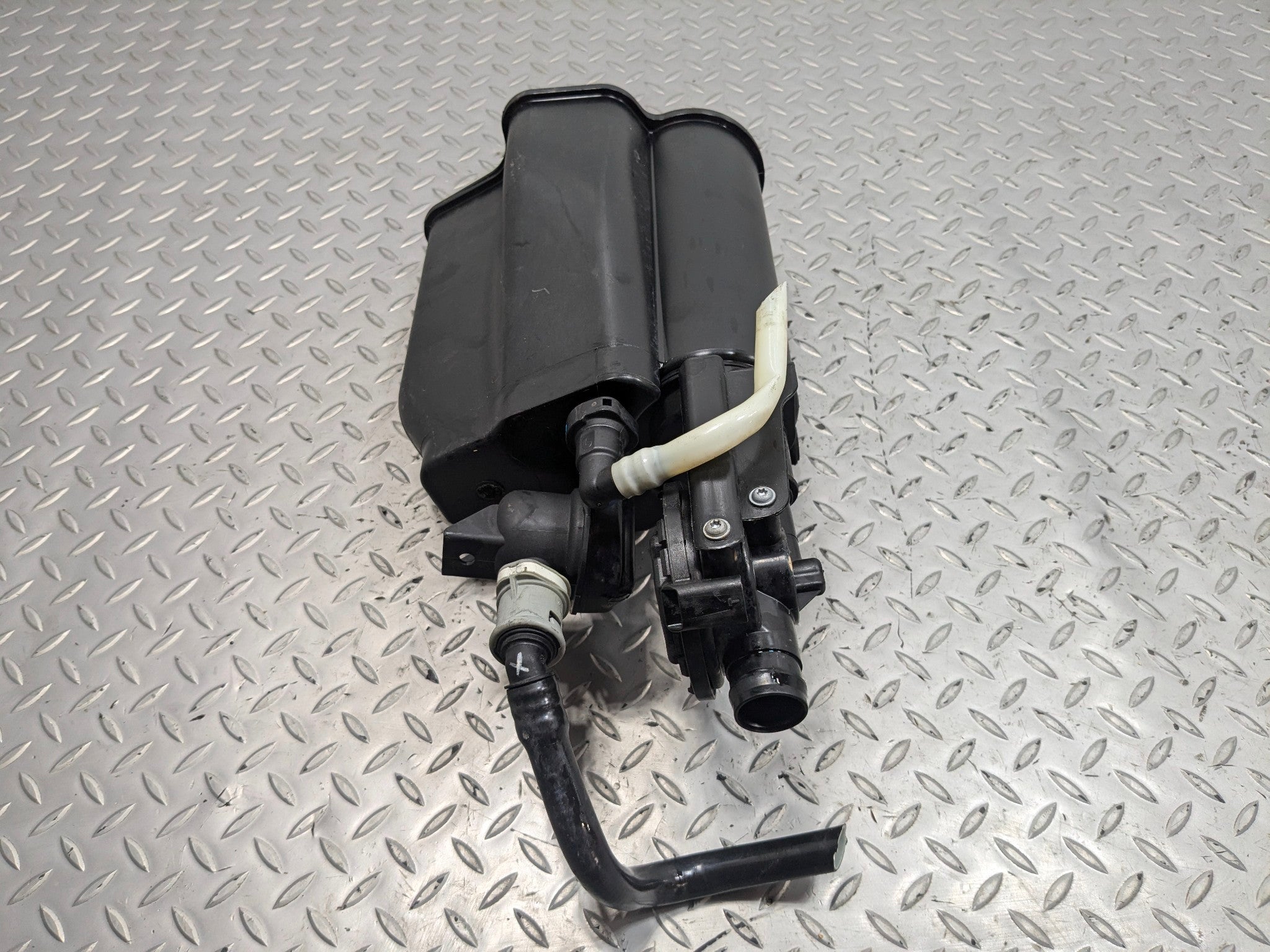 2015 - 2018 BMW 320I OEM FUEL VAPOR EVAPORATOR CHARCOAL CANISTER