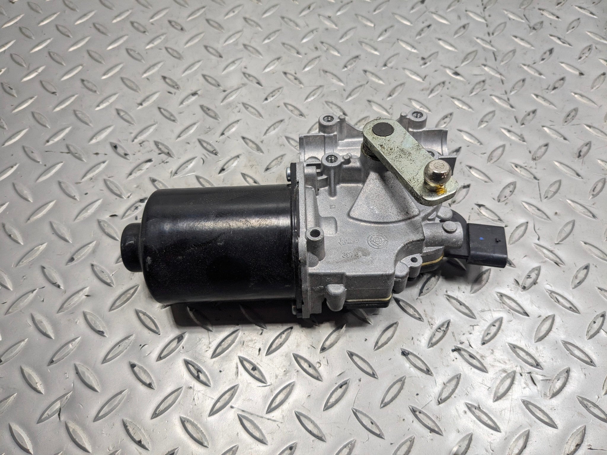 2015 - 2018 BMW 320I OEM FRONT WINDSHIELD WIPER MOTOR ASSEMBLY