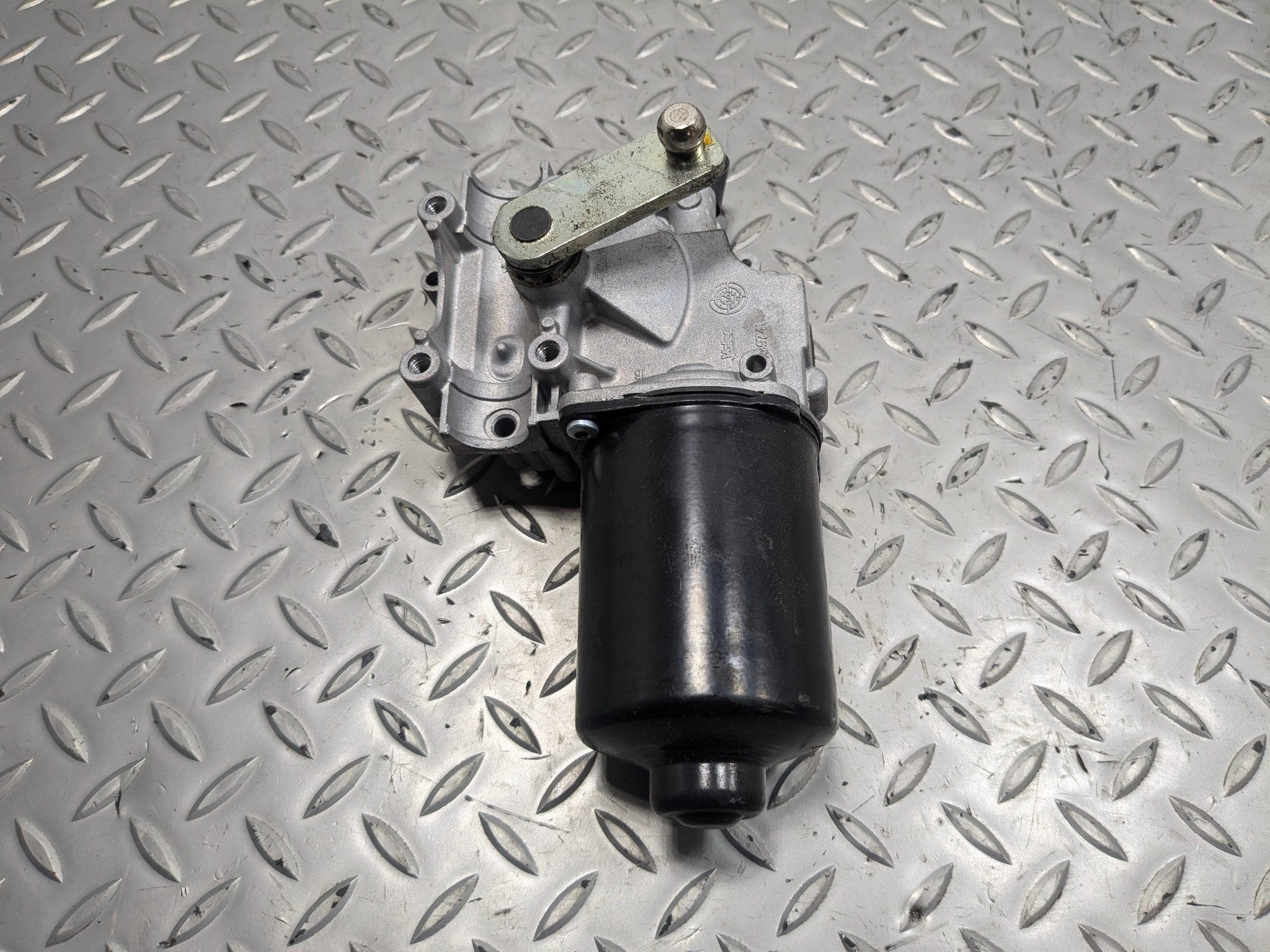 2015 - 2018 BMW 320I OEM FRONT WINDSHIELD WIPER MOTOR ASSEMBLY
