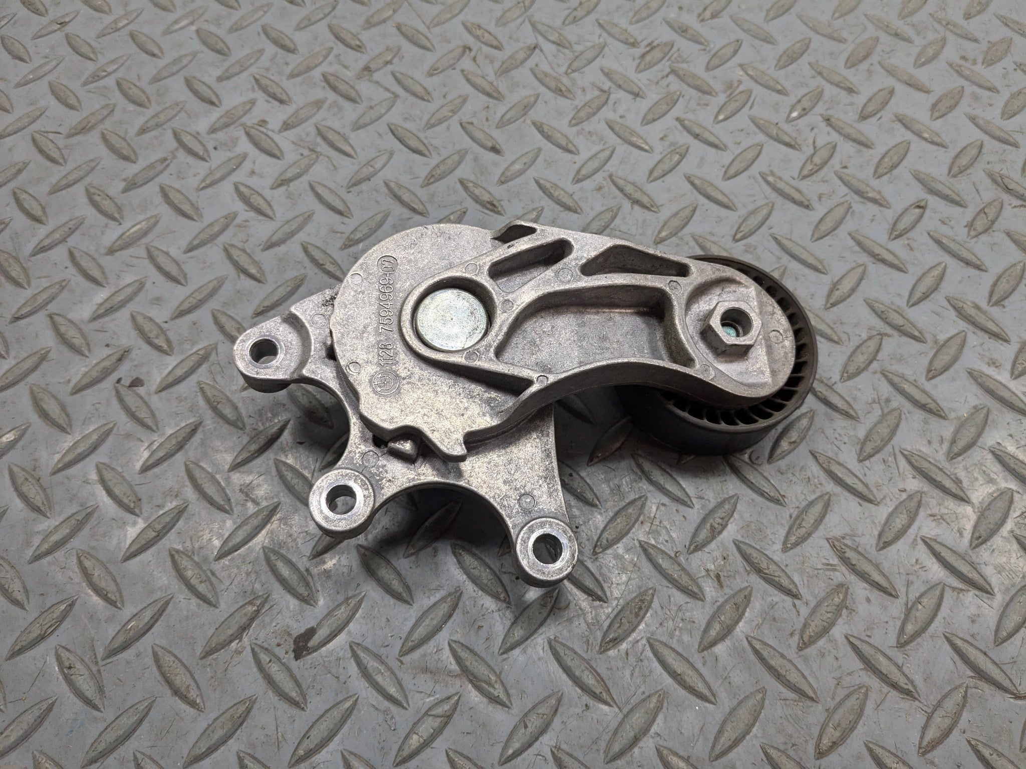 2015 - 2018 BMW 320I OEM ENGINE SERPENTINE BELT TENSIONER WITH PULLEY