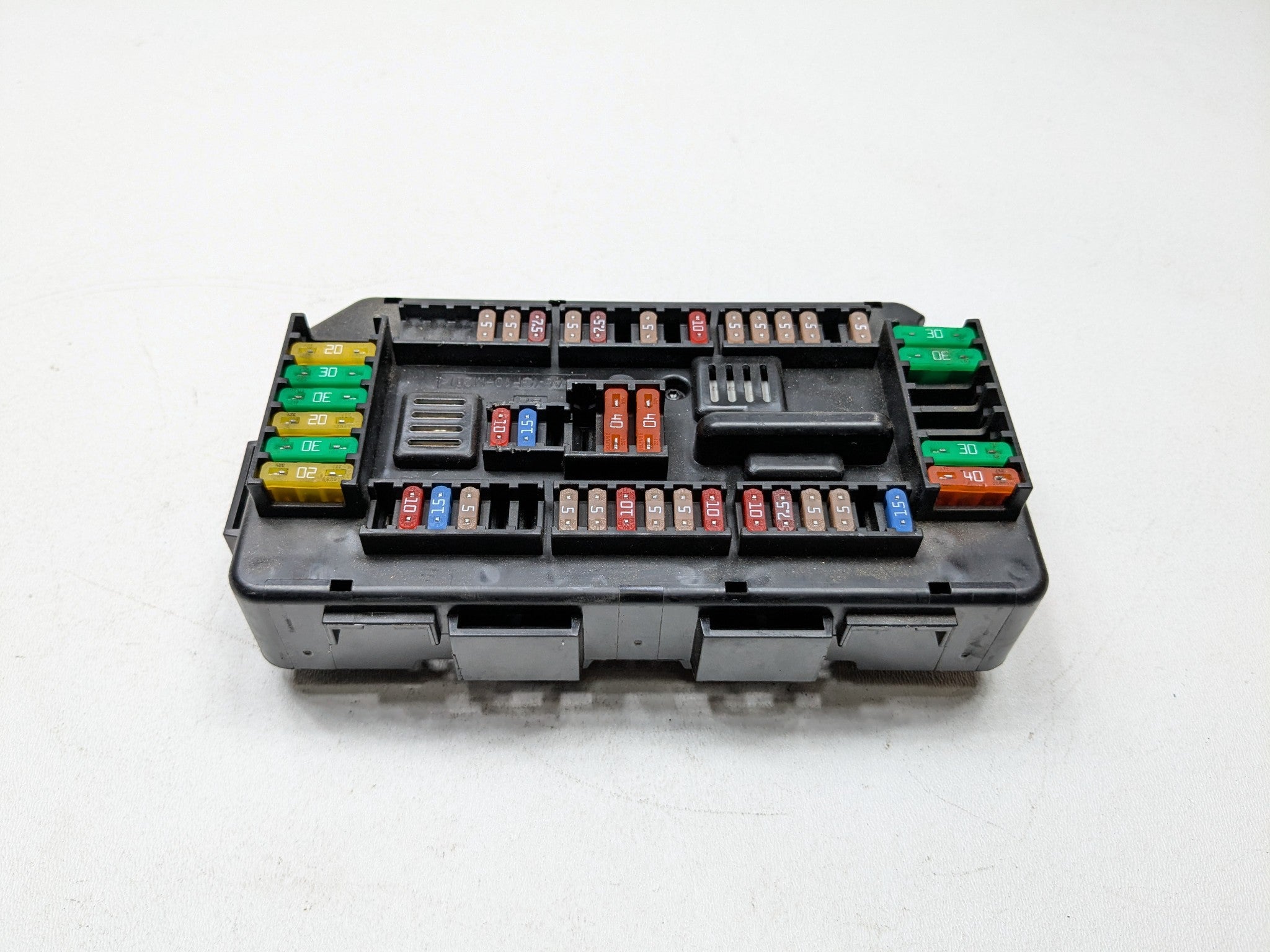 2015 - 2018 BMW 320I OEM ENGINE FUSE BOX RELAY JUNCTION POWER DISTRIBUTION BLOCK