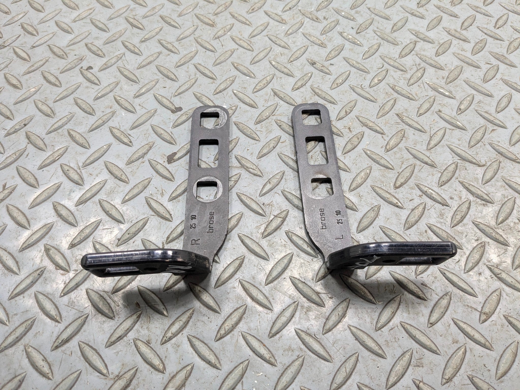 2011 - 2013 MINI COOPER OEM GATE HINGES SET TRUNK LID REAR LEFT AND RIGHT SIDE