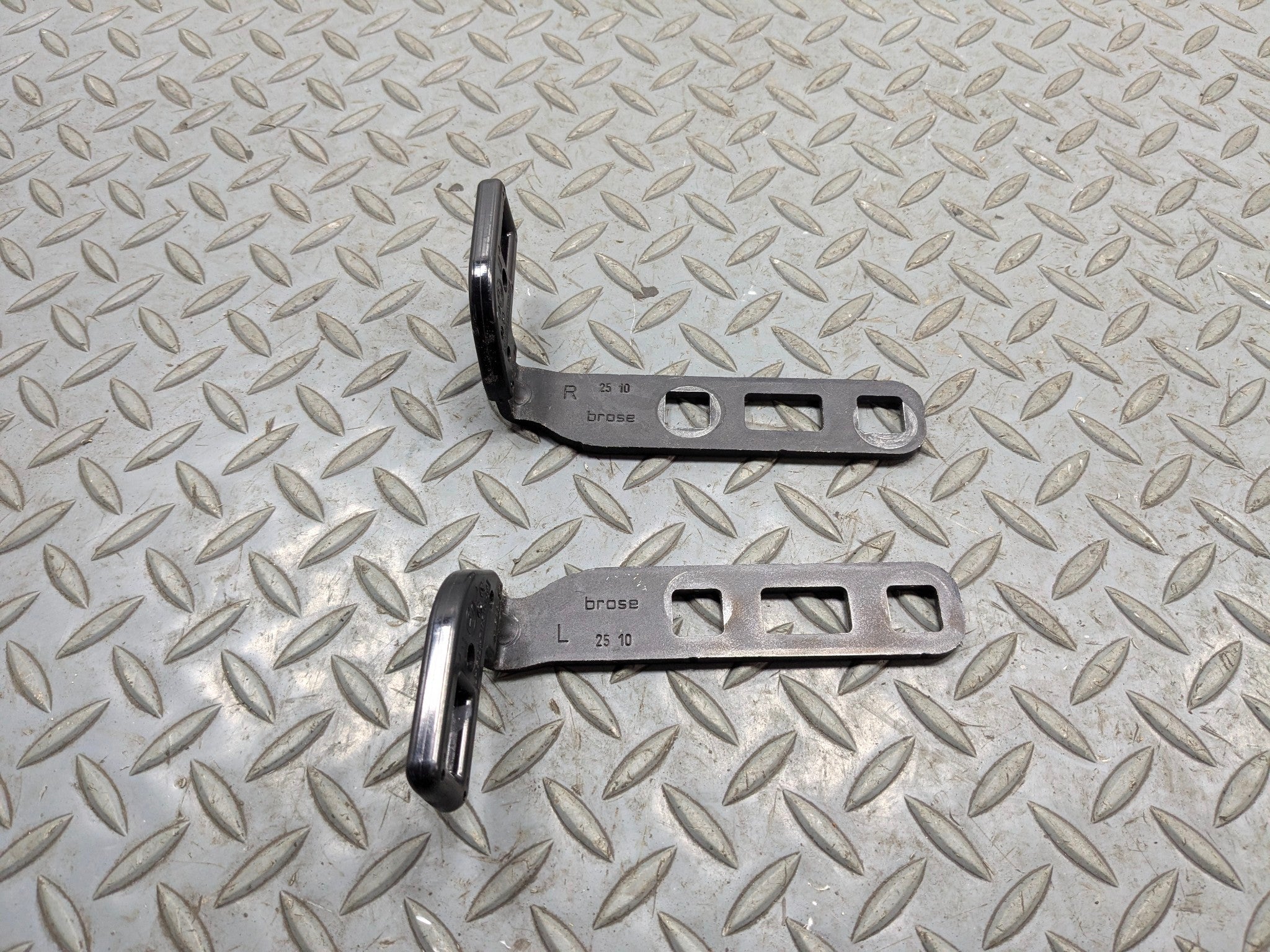 2011 - 2013 MINI COOPER OEM GATE HINGES SET TRUNK LID REAR LEFT AND RIGHT SIDE