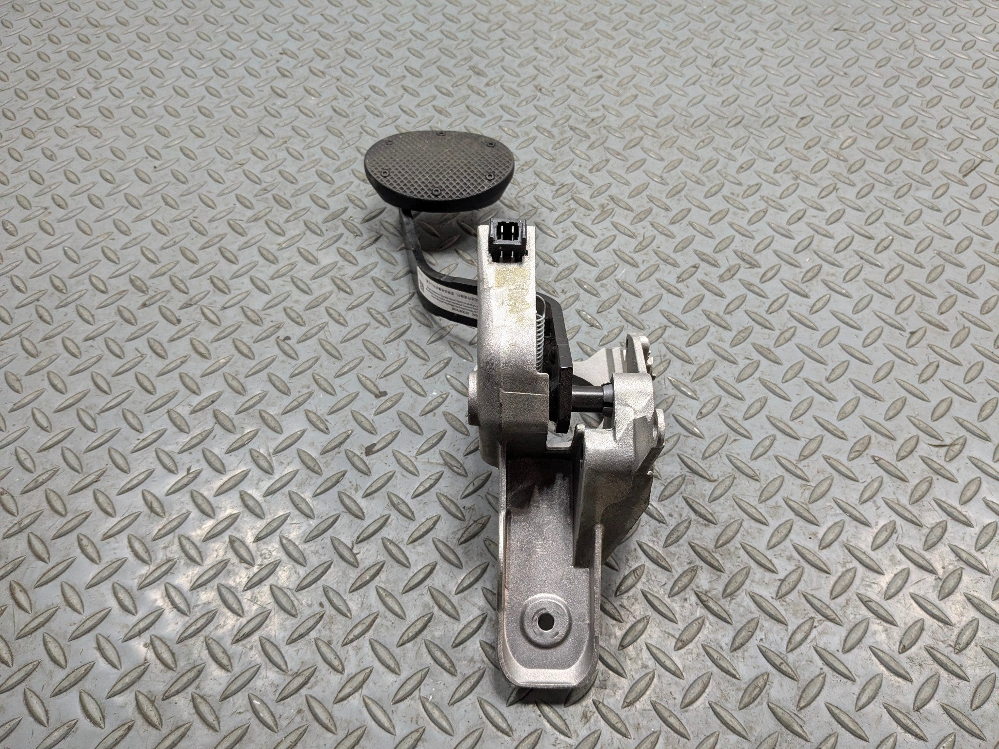 2011 - 2013 MINI COOPER OEM FOOT STOP BRAKE PEDAL ASSEMBLY WITH BRACKET