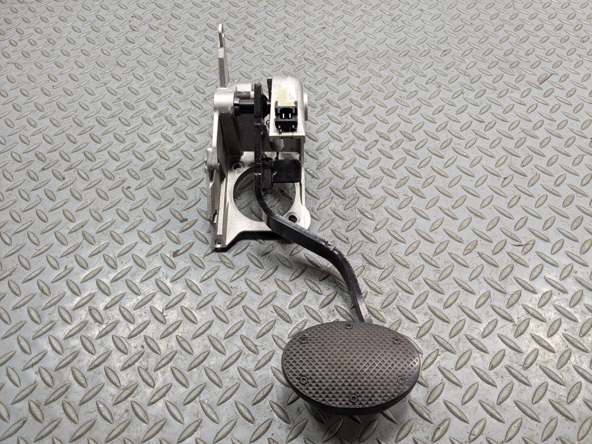 2011 - 2013 MINI COOPER OEM FOOT STOP BRAKE PEDAL ASSEMBLY WITH BRACKET
