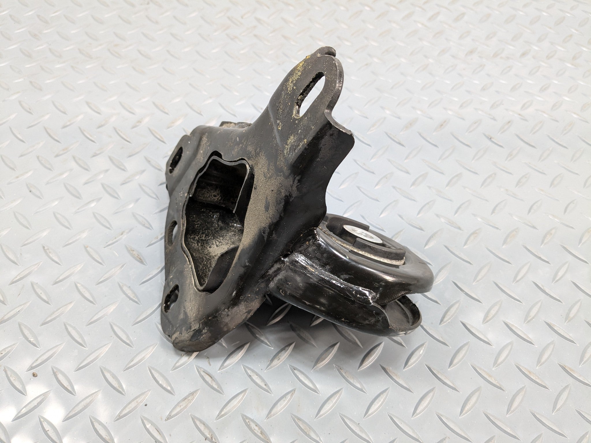 2011 - 2013 MINI COOPER OEM TRAILING ARM BRACKET REAR RIGHT PASSENGER SIDE