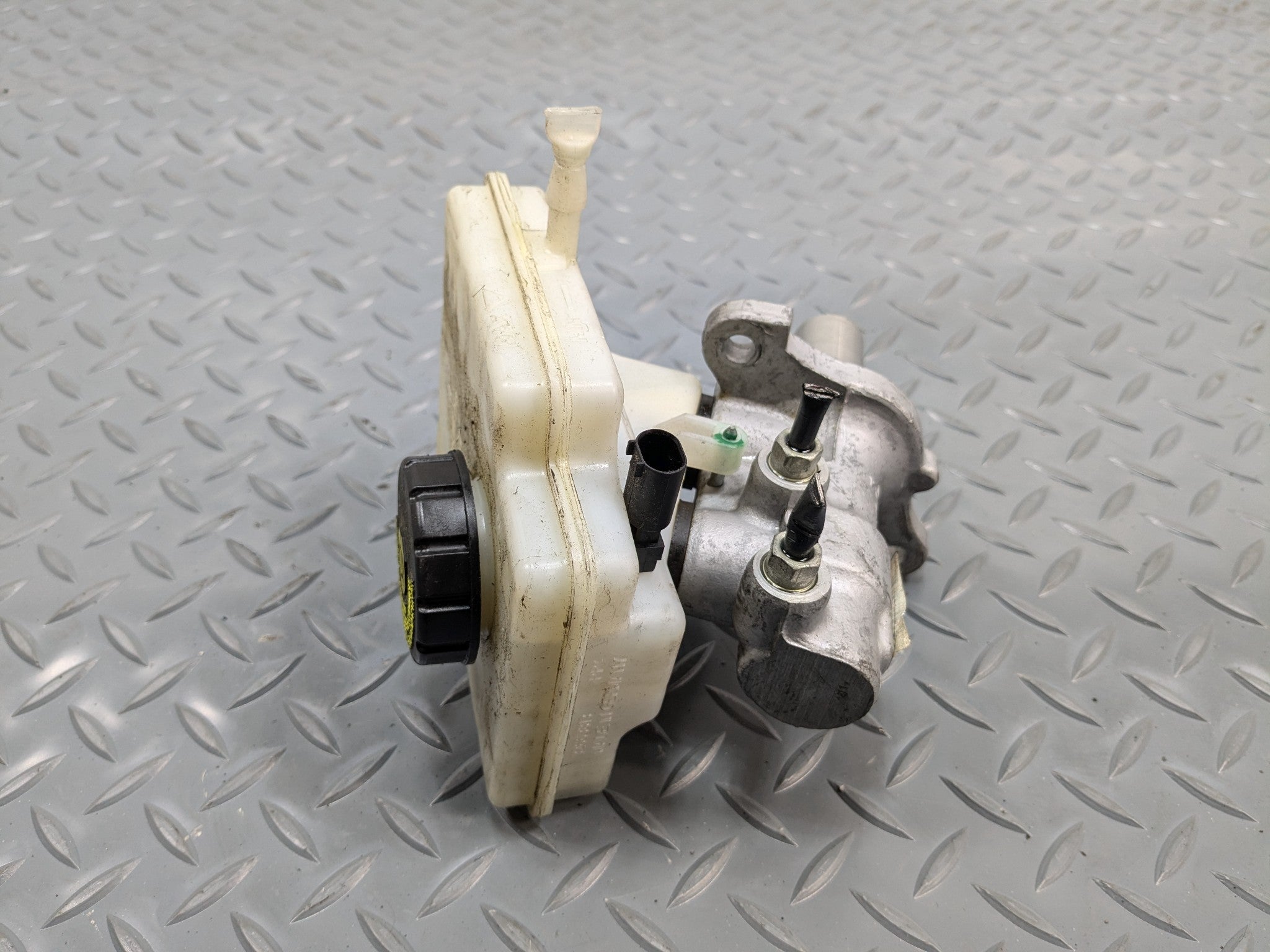 2011 - 2013 MINI COOPER OEM BRAKE MASTER CYLINDER WITH RESERVOIR ASSEMBLY